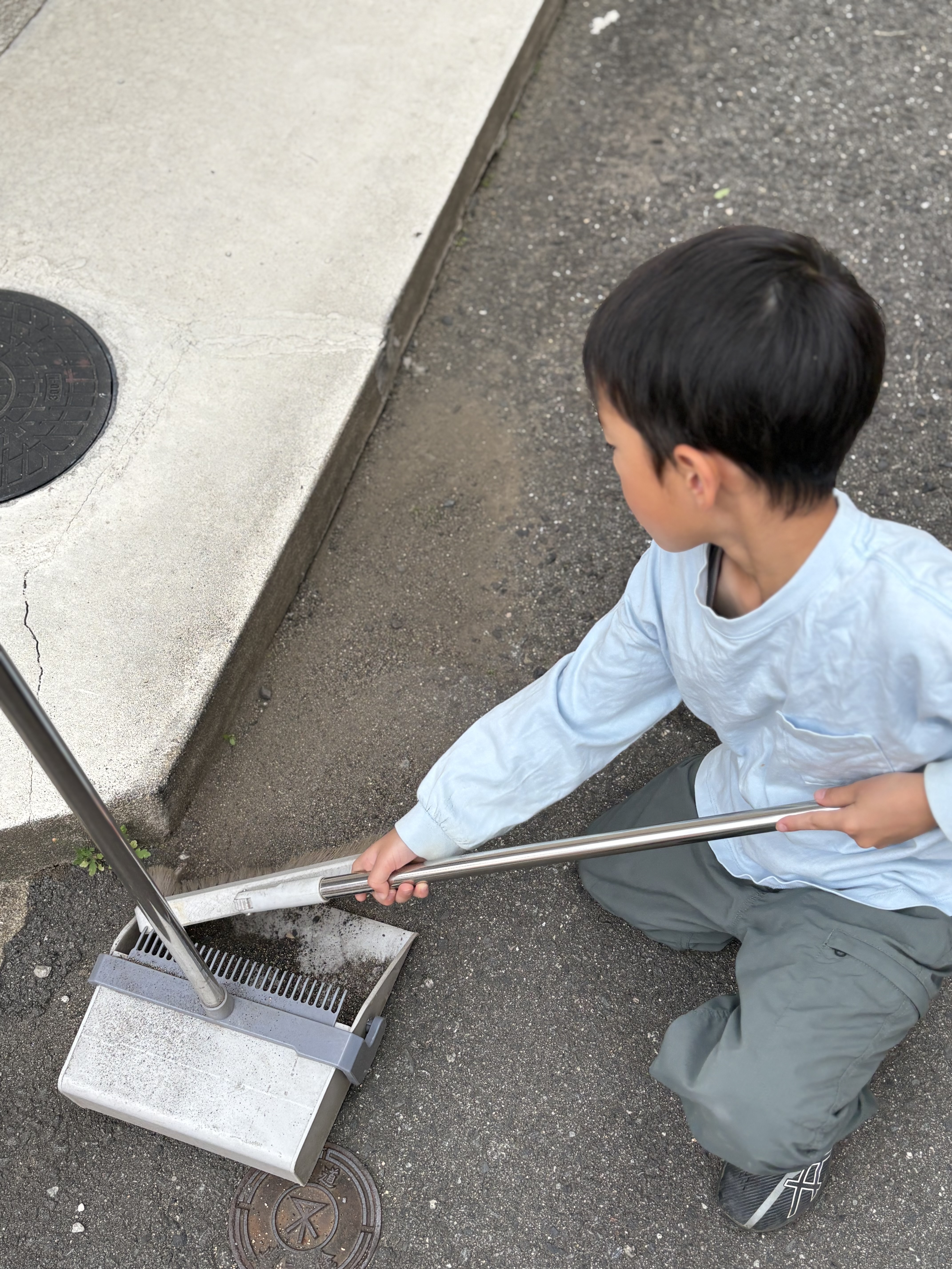 「砂利の隙間も、見逃さない。」

足元の細かな石の間に溜まった落ち葉や埃を、丁寧に掃き出す手元のアップ。