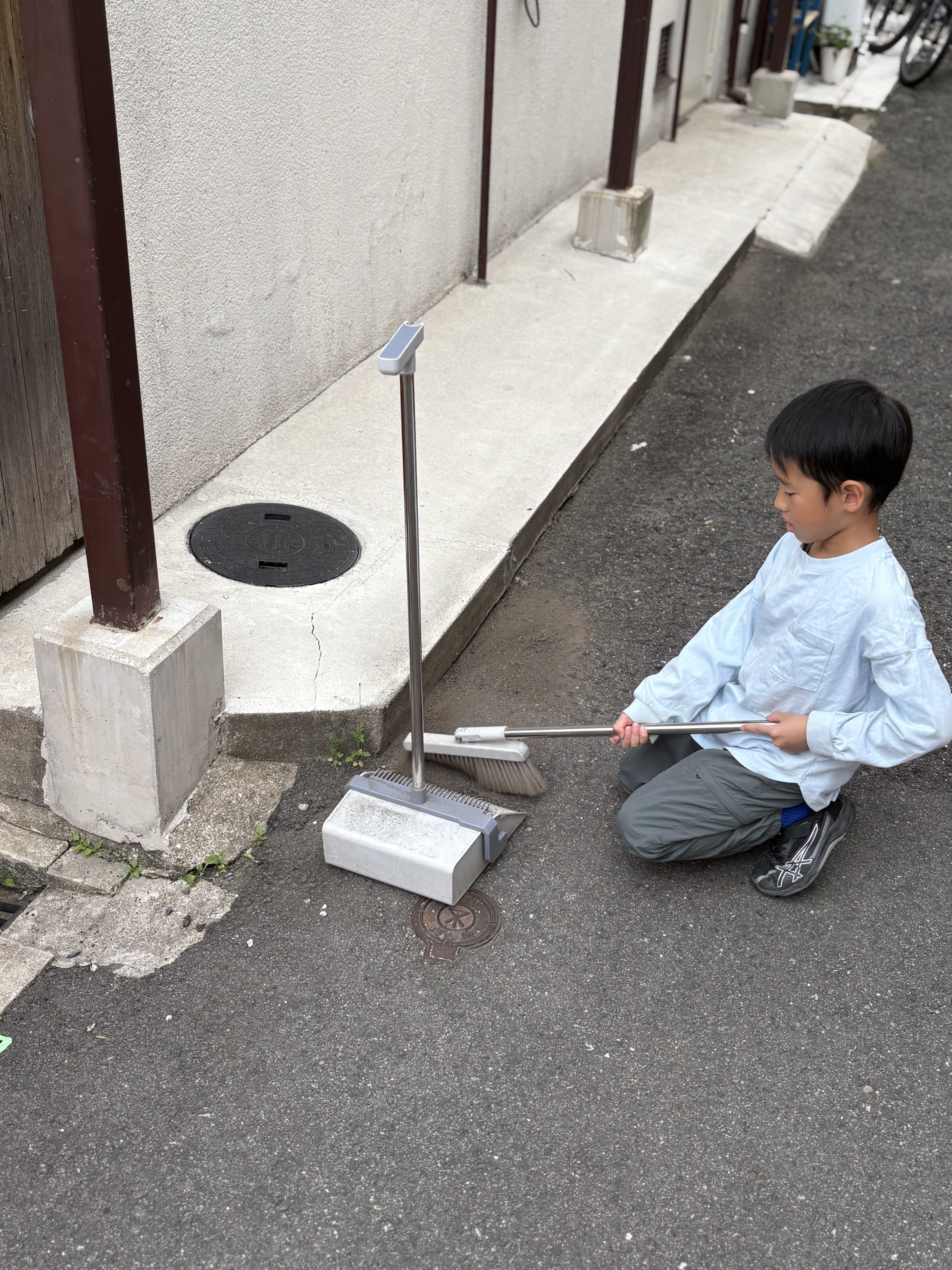 「ユニバースの足元、大掃除開始！」

壁画の前に立ち、ほうきを構える。これから綺麗にするぞ！という意気込みが伝わるカット。