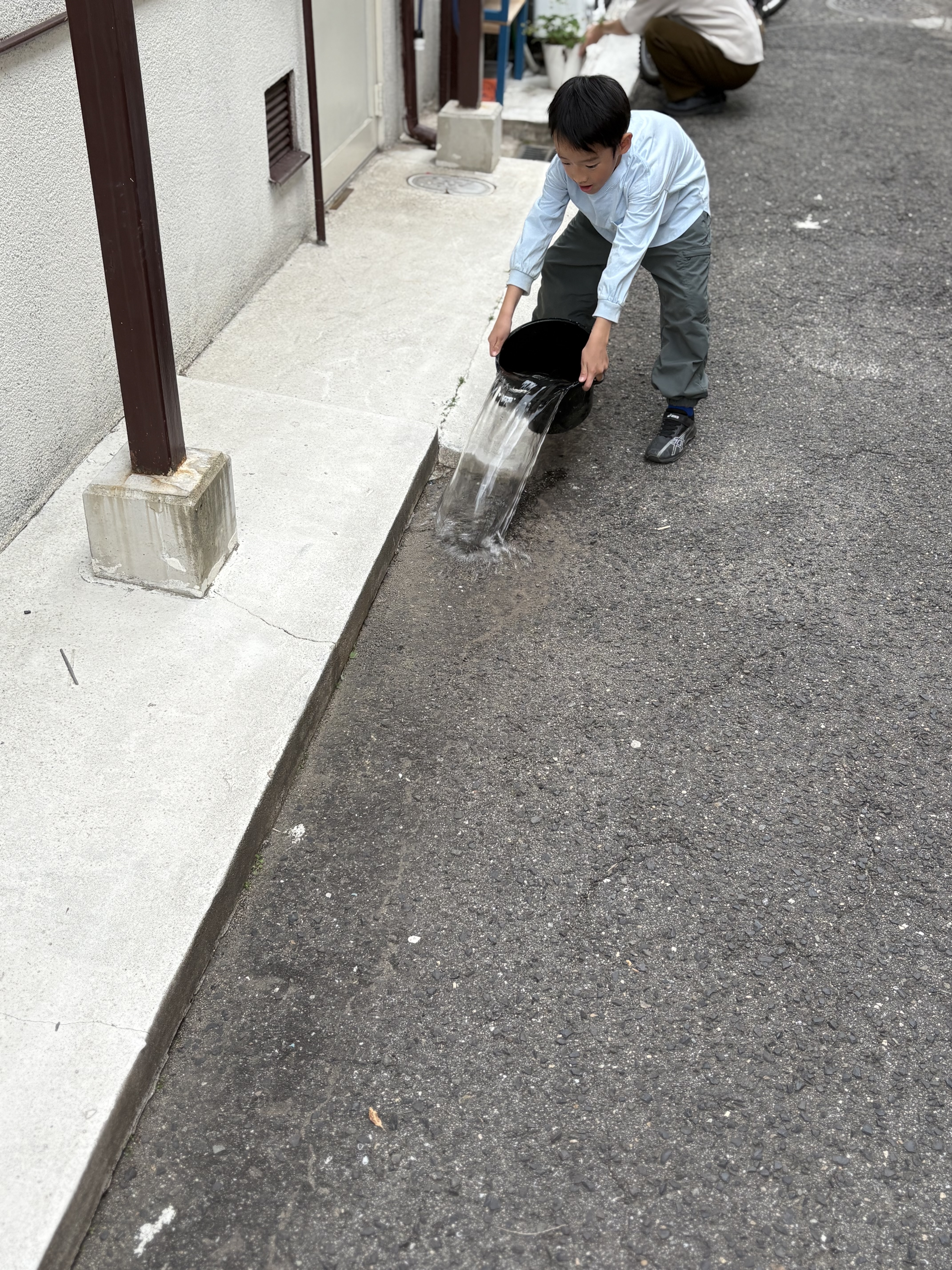 最後の仕上げは水だぞと勢いよく流す様子。
