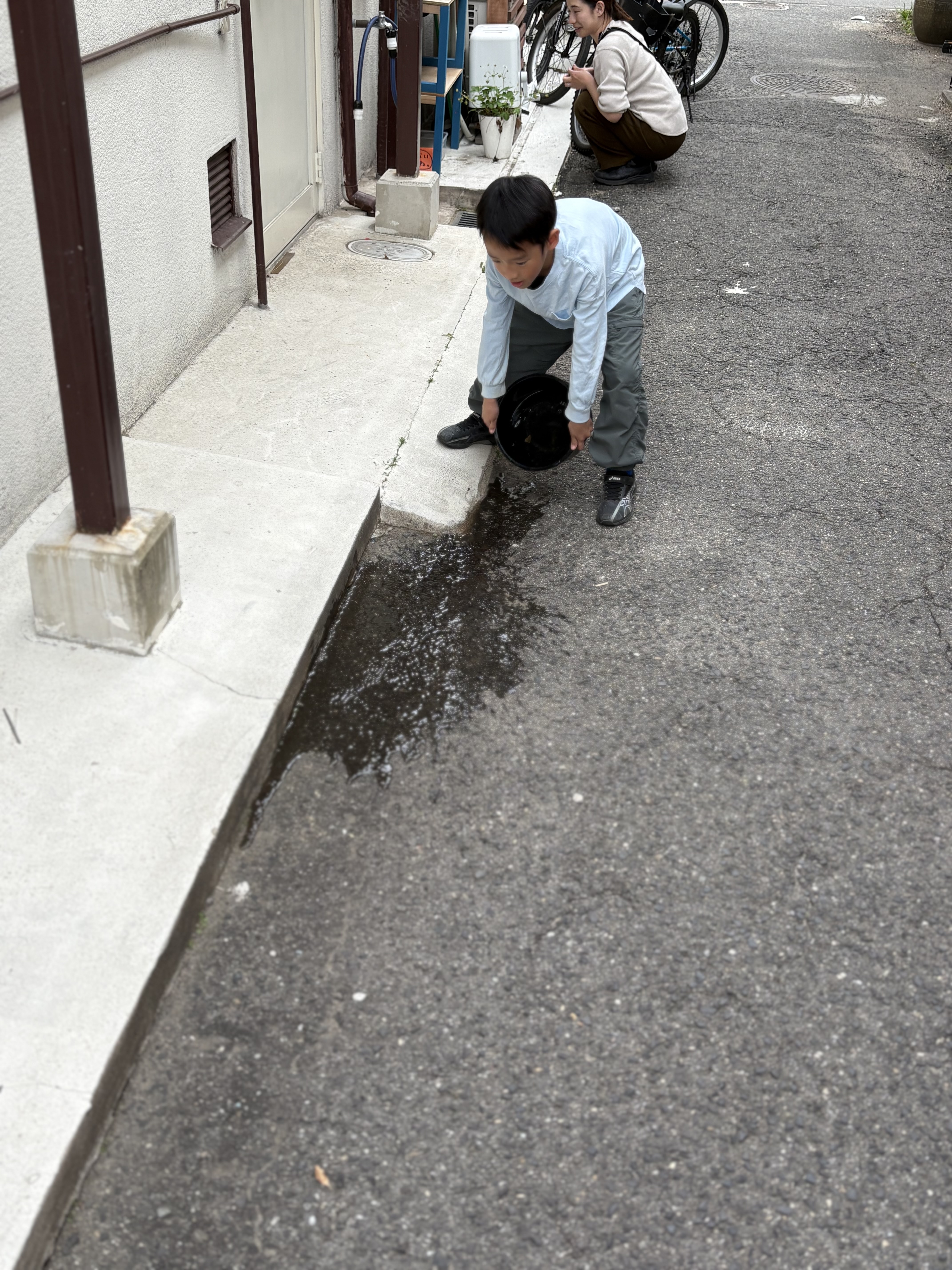 「アートの影を、水で磨く。」

綺麗になった地面に、色鮮やかな壁画の影が映り込む。その上を、撒いた水がさらりと流れていく、情緒的なアングル。