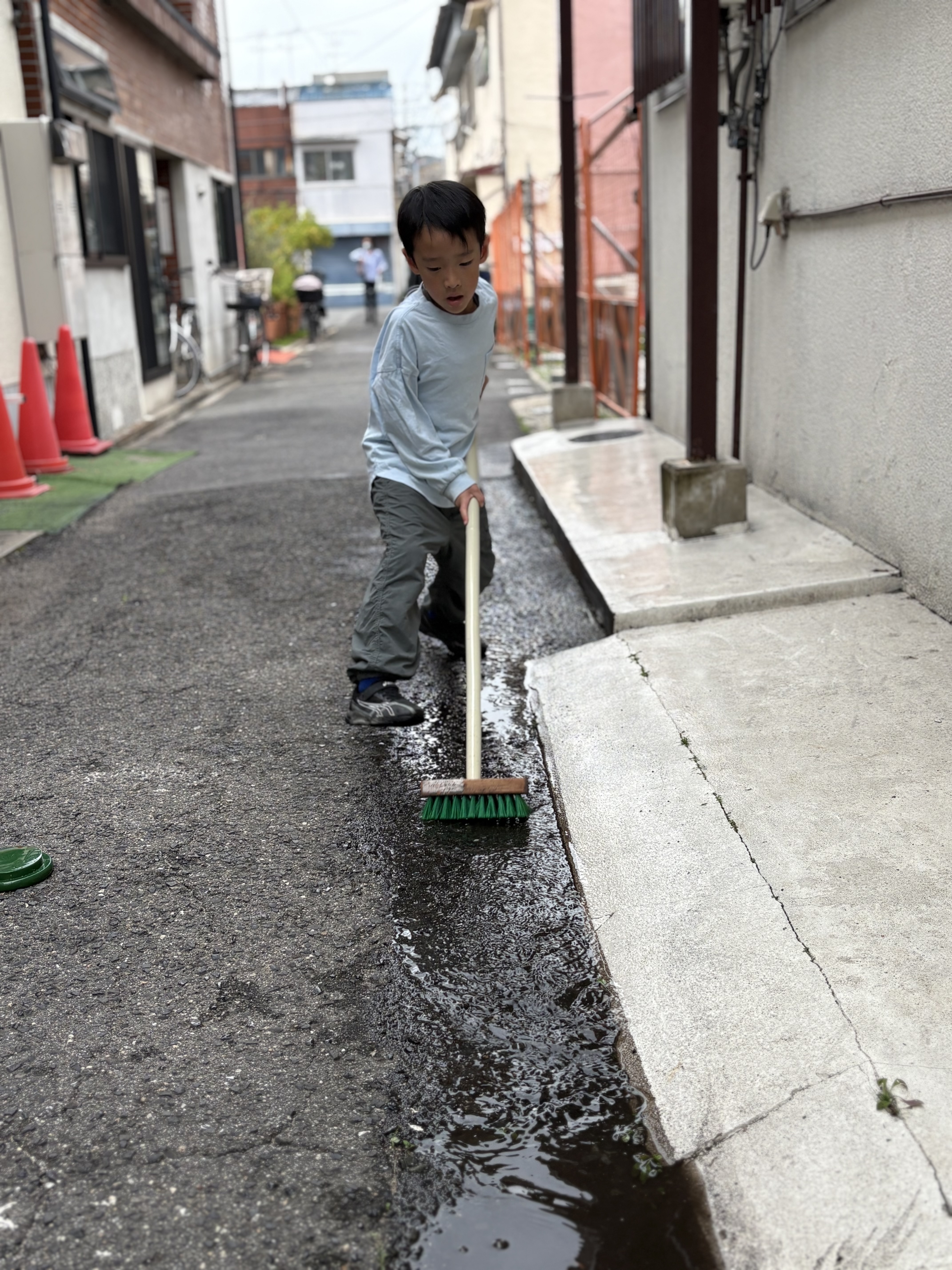 「アートを傷つけない、優しいタッチ。」

「ちくはぐユニバース」の色鮮やかな絵にブラシが触れる瞬間。汚れを落としつつ、アートへの愛着を感じさせる優しいブラッシングの表情。