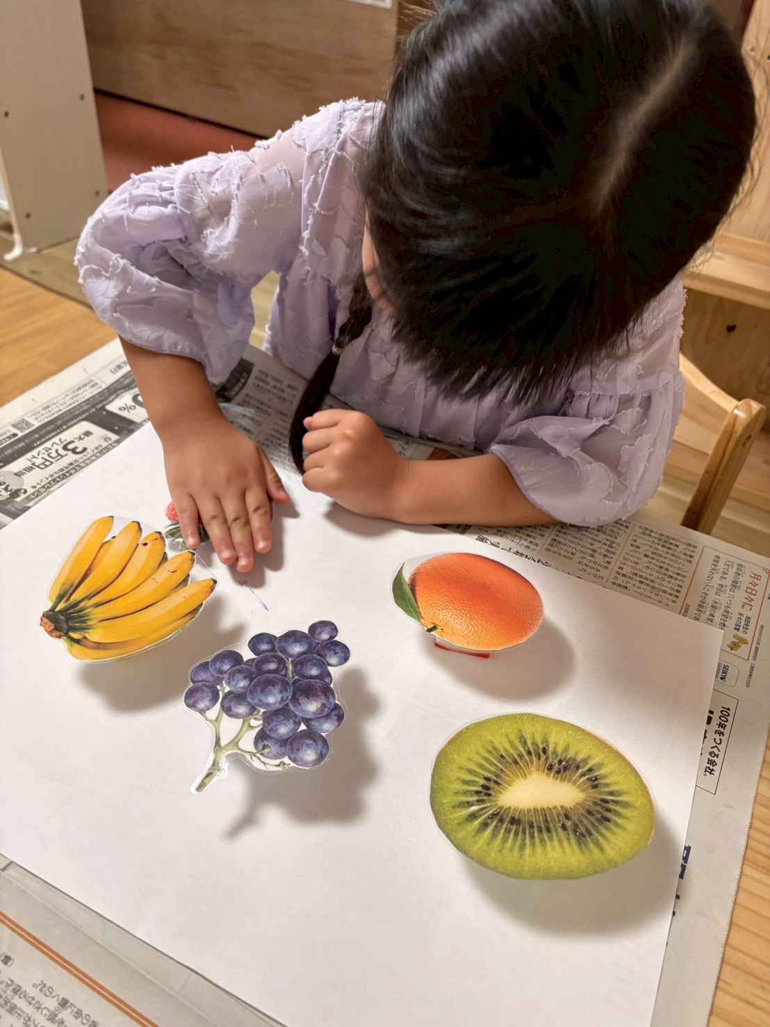 「絵の具をつけて、準備はバッチリ！」

スポンジの断面にカラフルな絵の具をトントンと染み込ませる、期待感あふれるクローズアップ。