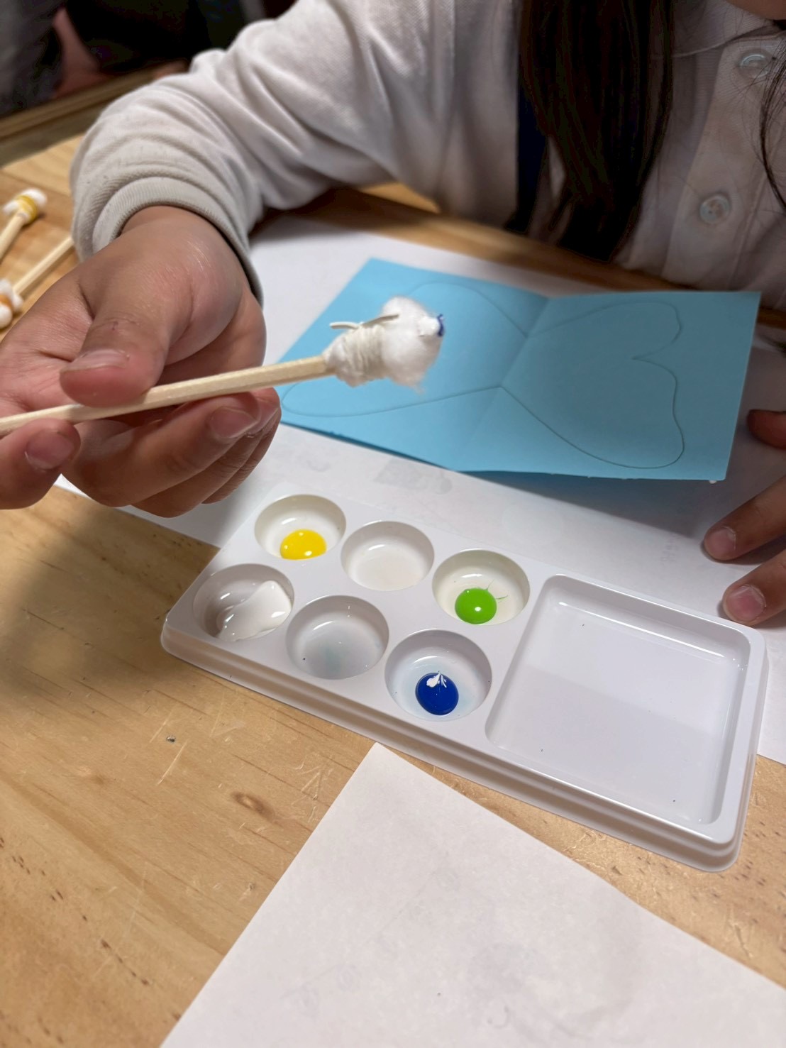 「ベースの色選び、自分らしさの第一歩。」

カラフルな画用紙を前に、「これ！」と直感で選ぶ決断の瞬間。