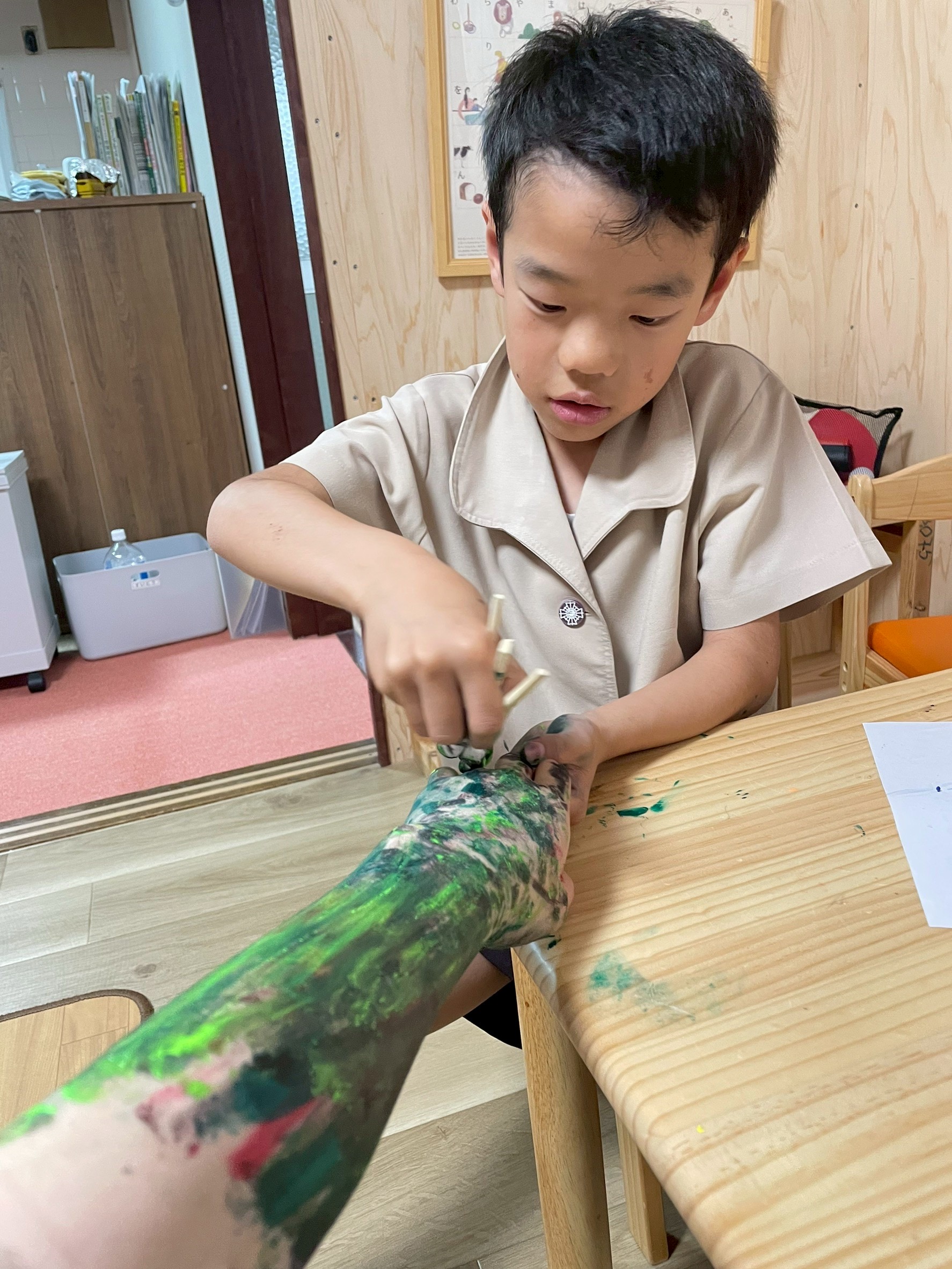 「しげちゃんの腕、貸出中。」

「いいよ、描いてごらん」と腕を差し出す、スタッフの懐の深い受容。