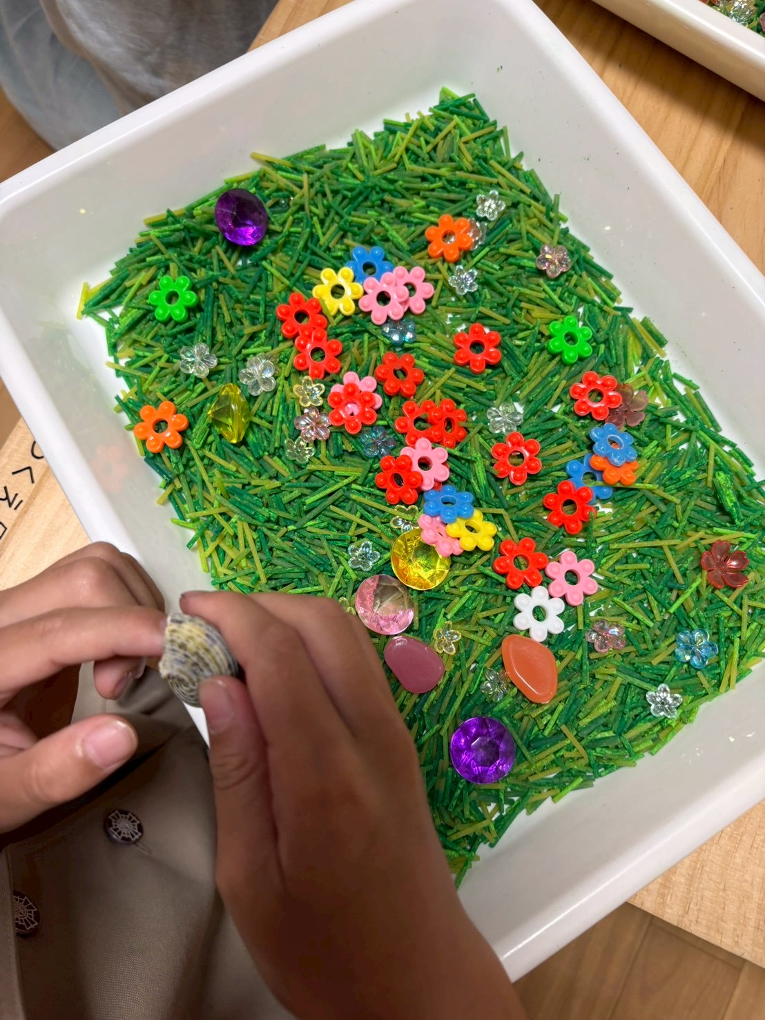 「絵本の世界みたい！最高のマイ・アート。」

完成した立体的な「カラフル芝生」を両手で大切そうに持ち、スタッフと一緒に100点満点のスマイルで映るラストショット。