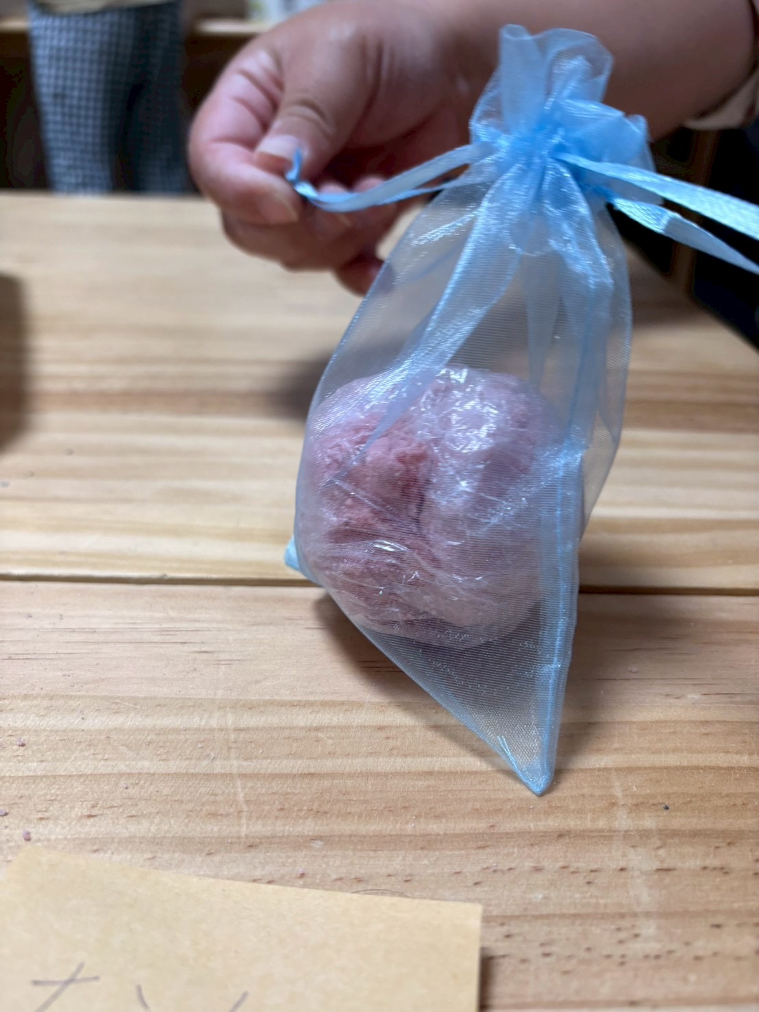「デコレーションのこだわり。」

ドライフラワーなどをトッピングして、自分らしさを表現するクリエイティブな手元。