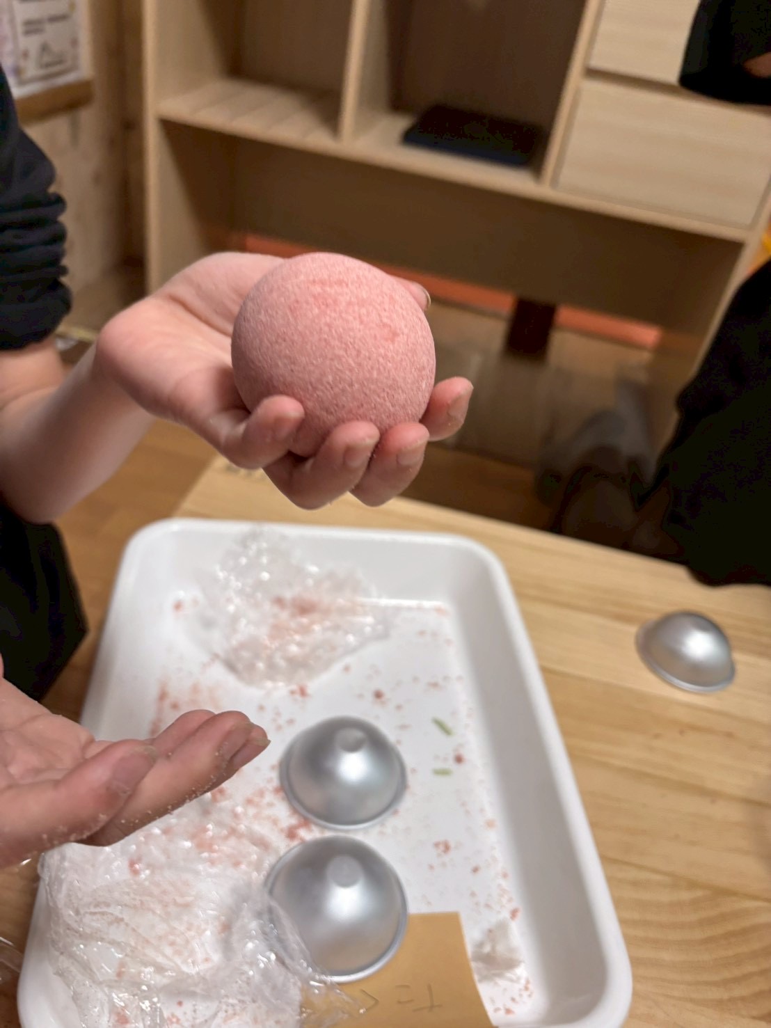 「完成！手のひらの上の宝石。」

丸く固まったバスボールを宝物のように掲げ、親子で顔を見合わせる最高の1枚。