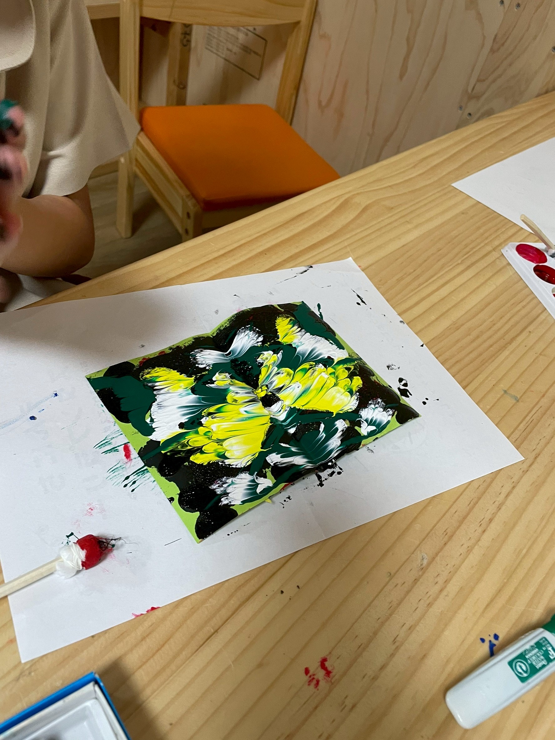 森の息吹を感じる、緑のグラデーション。」

絵の具がじわっと混ざり合い、幻想的な模様になった蝶々を見つめる満足げな顔。