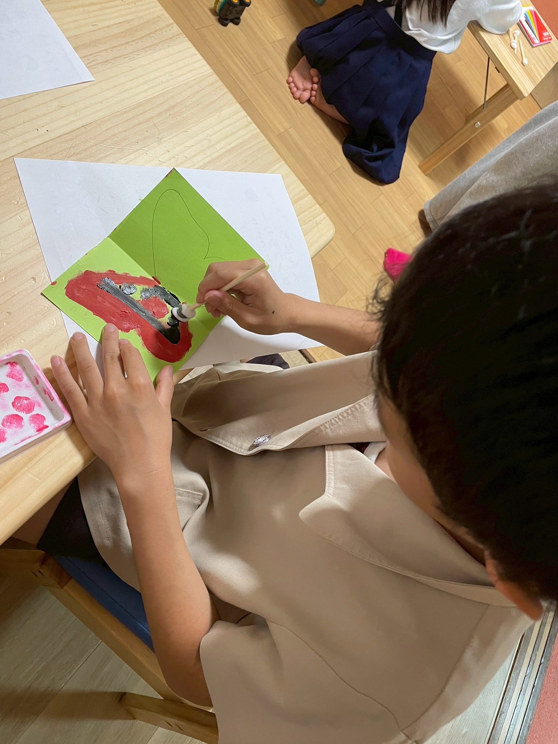 「色の重なり、偶然の美しさ。」

赤と黄色が混ざり合う様子を、「あ、色が変わった！」と見つめる科学者のような瞳。