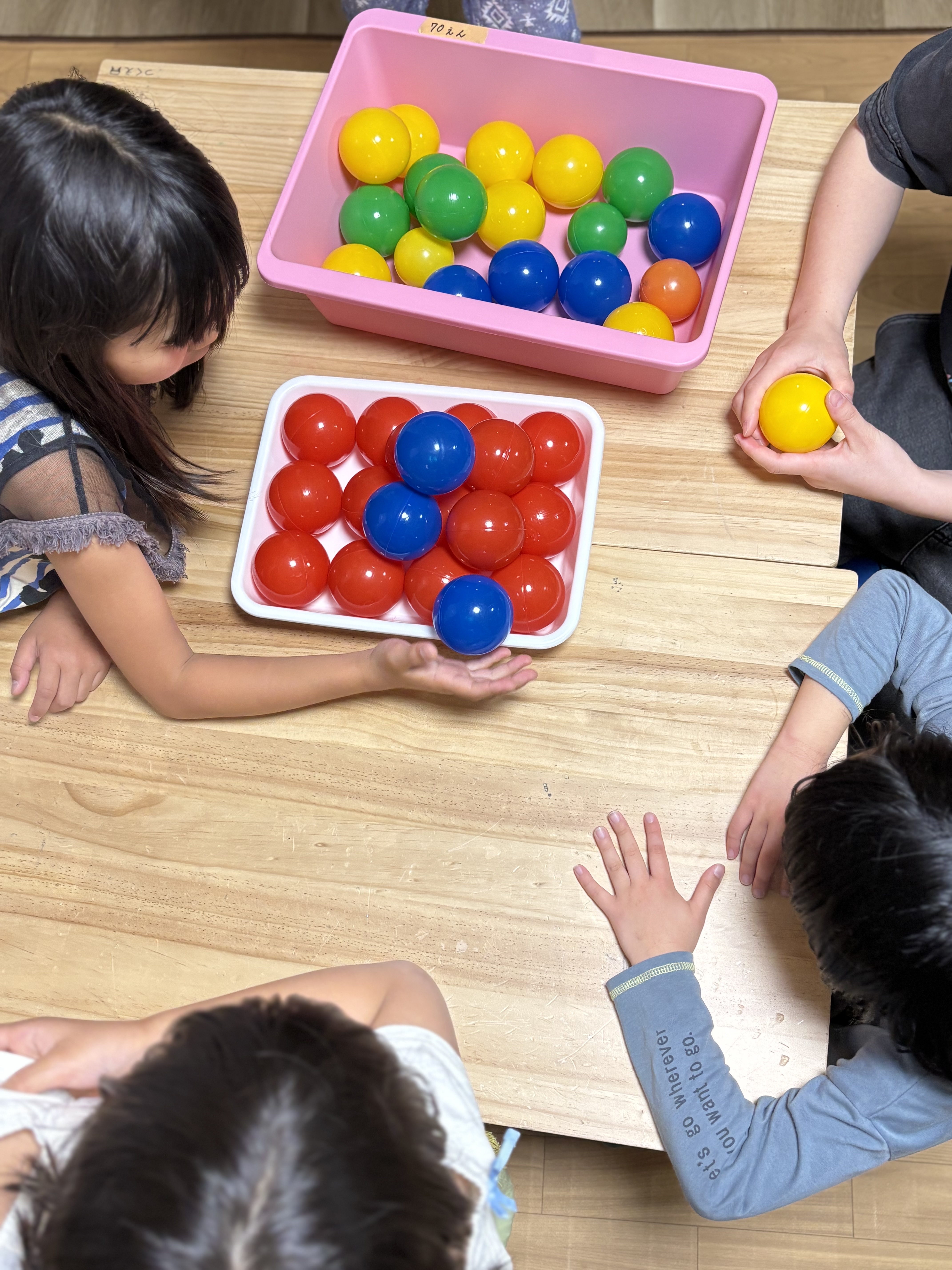 「揺れる世界を、見つめて。」

板がゆらりと傾く様子を、息を呑んで見守る真剣な眼差し。高い集中力が顔の表情から溢れ出します。