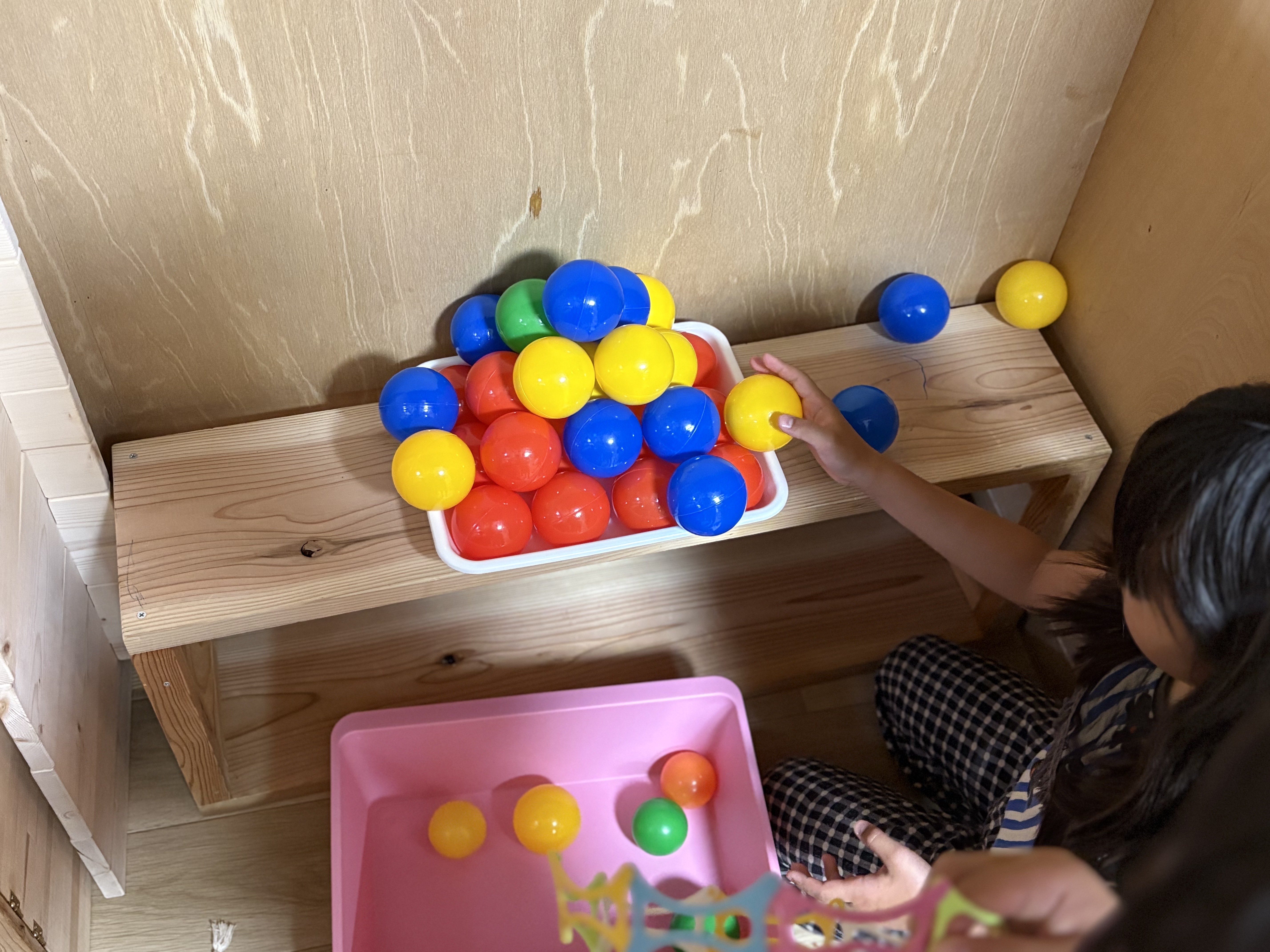 「あと一つ……！震える手元。」

たくさんボールが乗った後半戦。慎重に手を伸ばすスリル満点のカット。