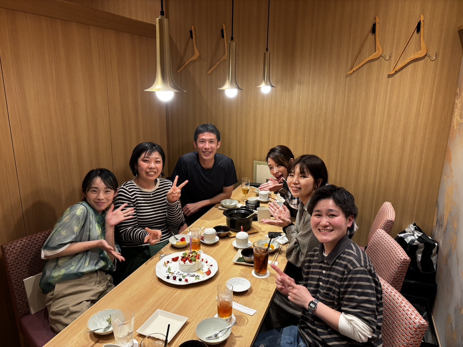「爆笑の渦！スレタン・スマイル全開。」

きょんきょんさんの明るい人柄が伝わるような、全員で大笑いしている決定的な1枚。