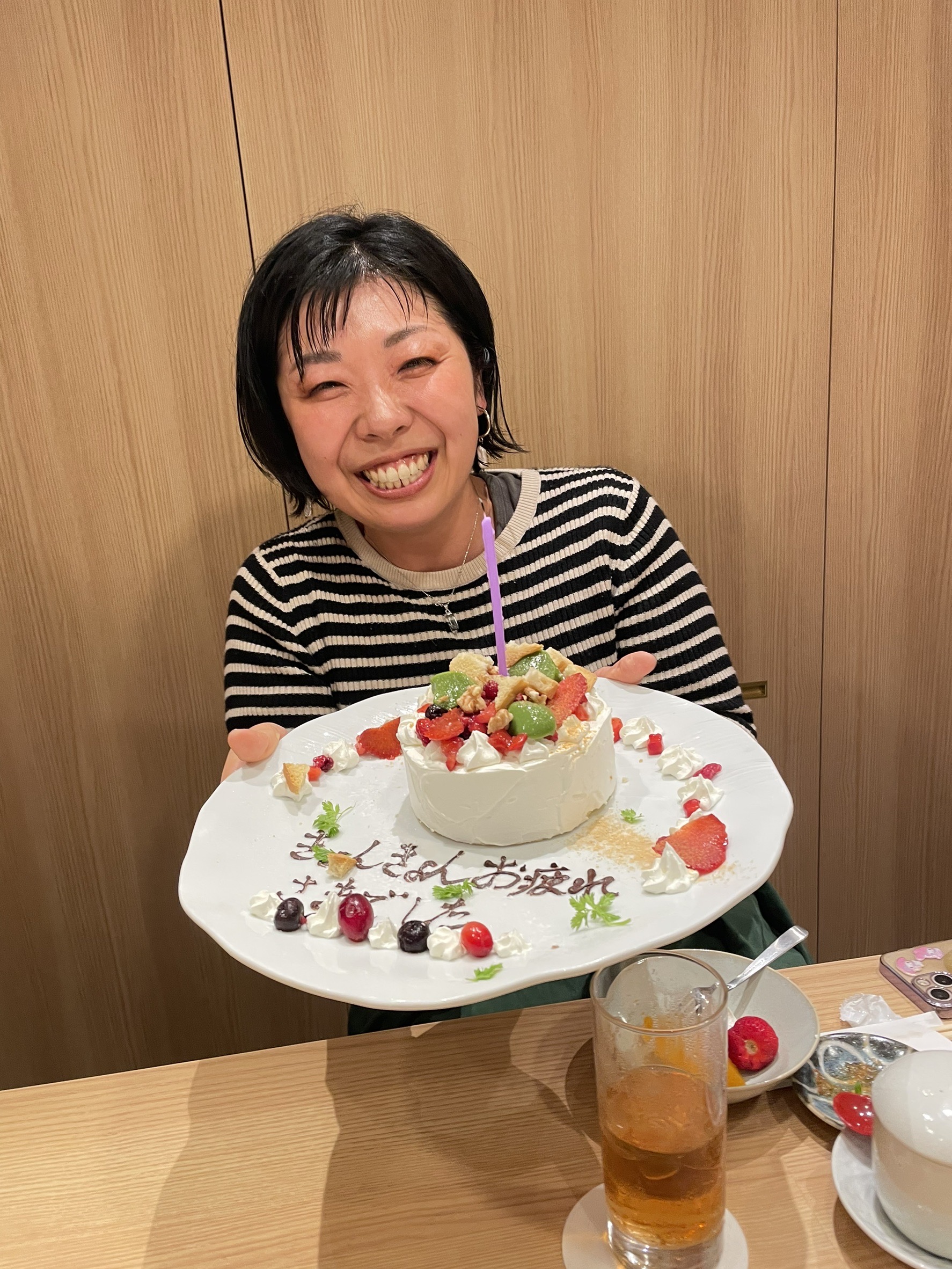 「メッセージに込められた、1年分の想い。」

ケーキを囲んで、一人ひとりが感謝の言葉を伝えている時の、少し潤んだ、でも温かな瞳。