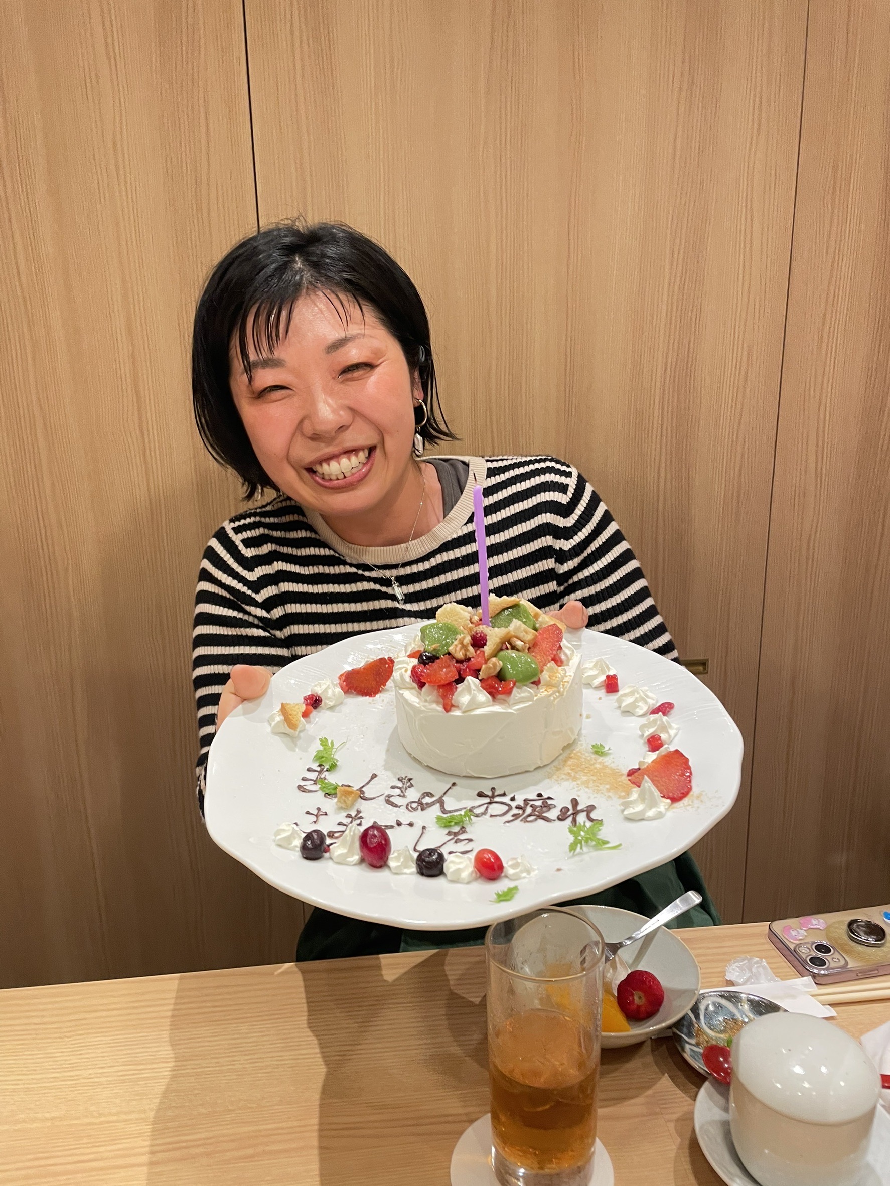 みんなで、拍手をしながらお疲れ様と、励ます様子。