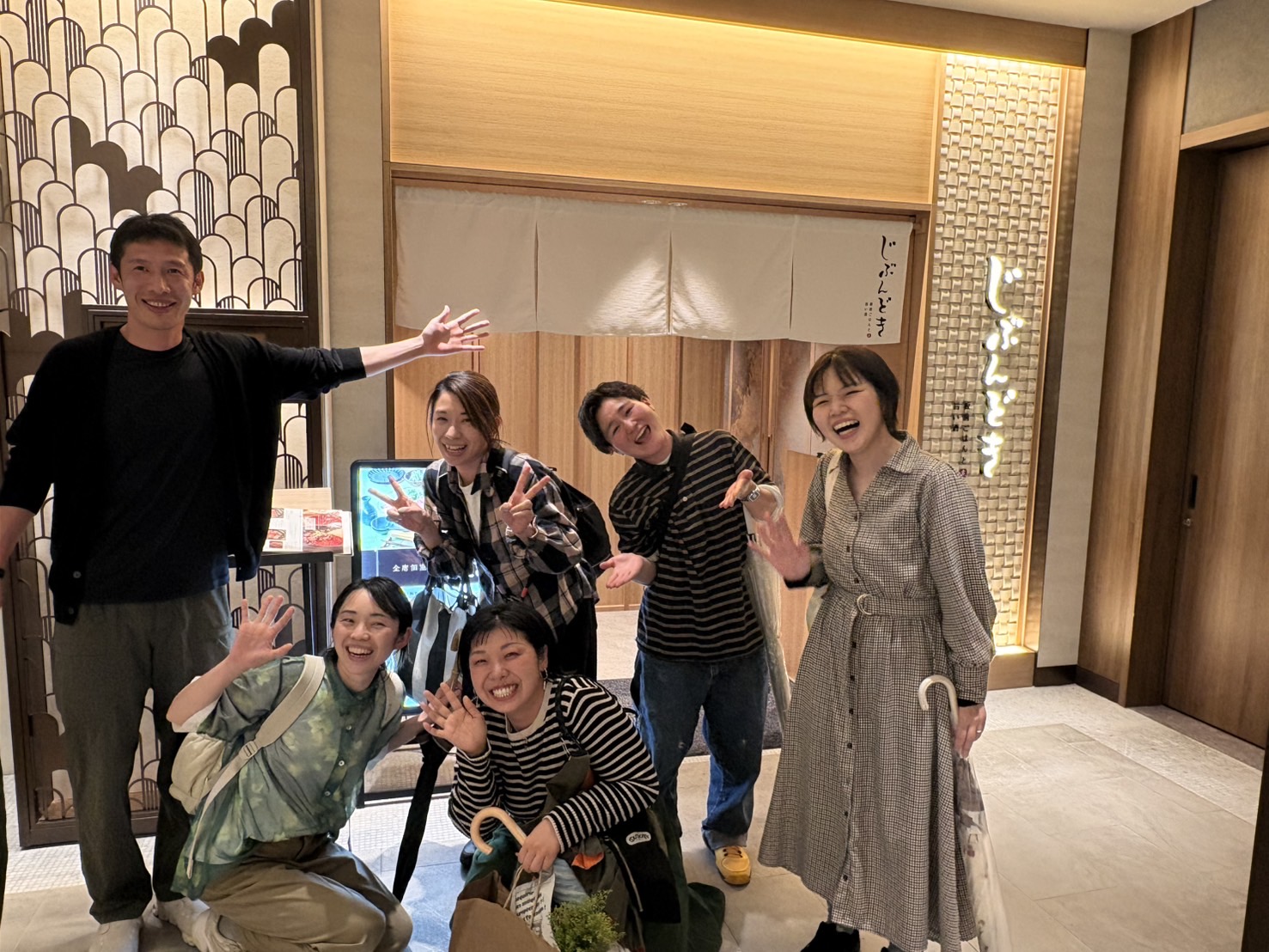 「難波の街を背に、最強のチームショット。」

難波らしい景色の前で、肩を組んだりピースしたり。2年目へ向かう力強さを感じる集合写真。