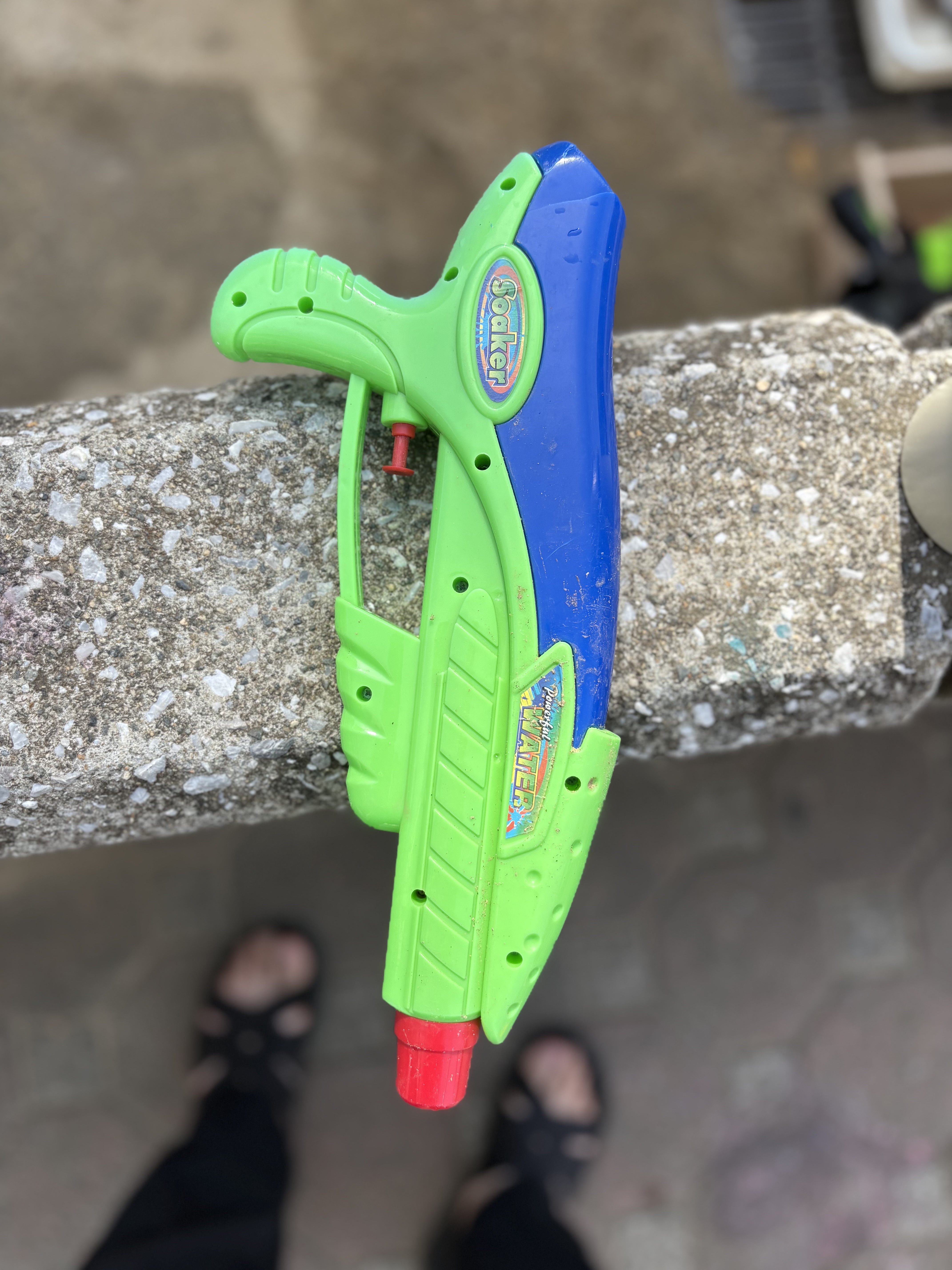 これが、僕の武器だと!!笑顔で手に取るようす。