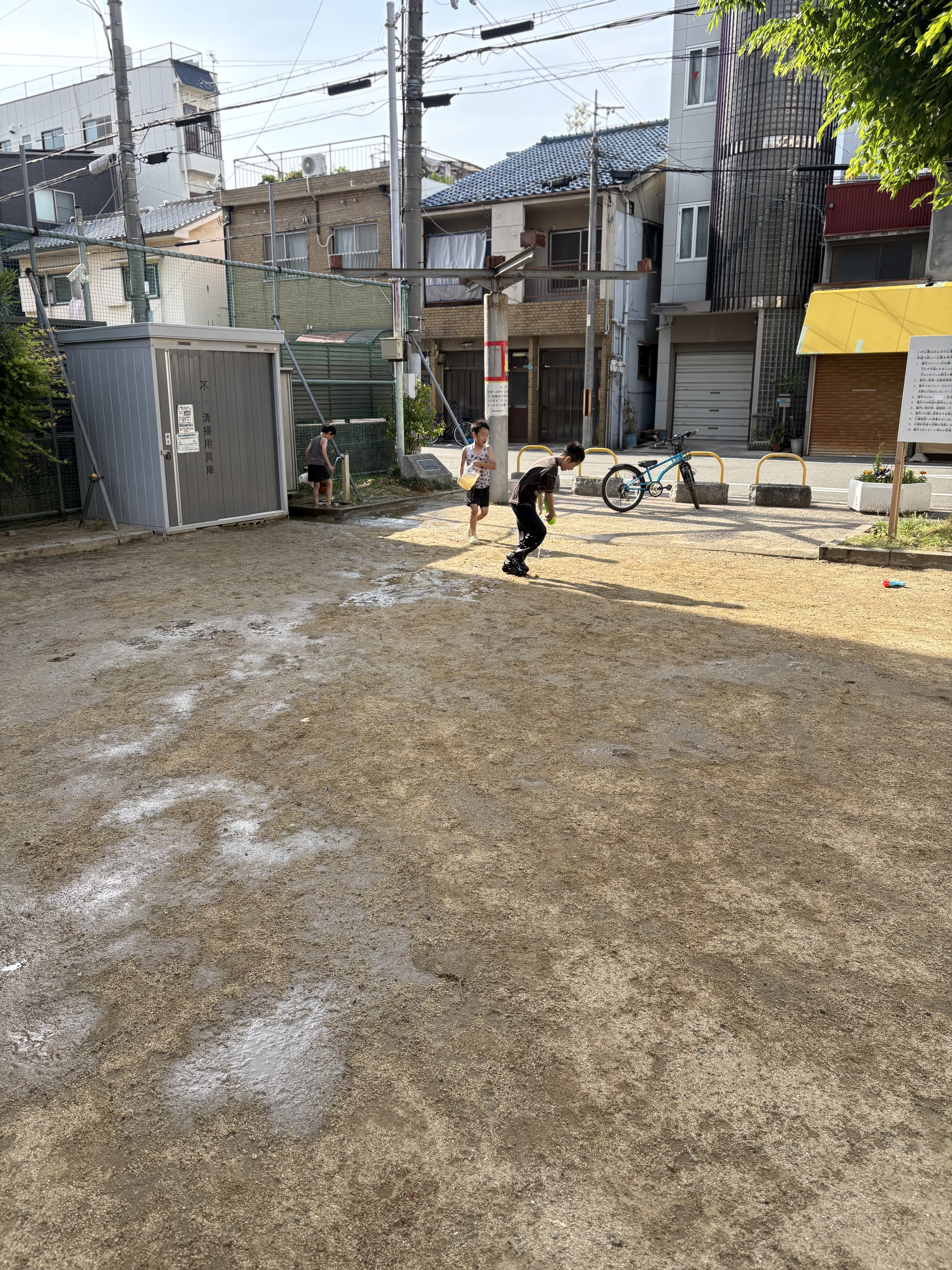 「びしょ濡れの勲章。」
Tシャツの色が変わるほど濡れても、全く気にせず遊び続ける全集中の姿。