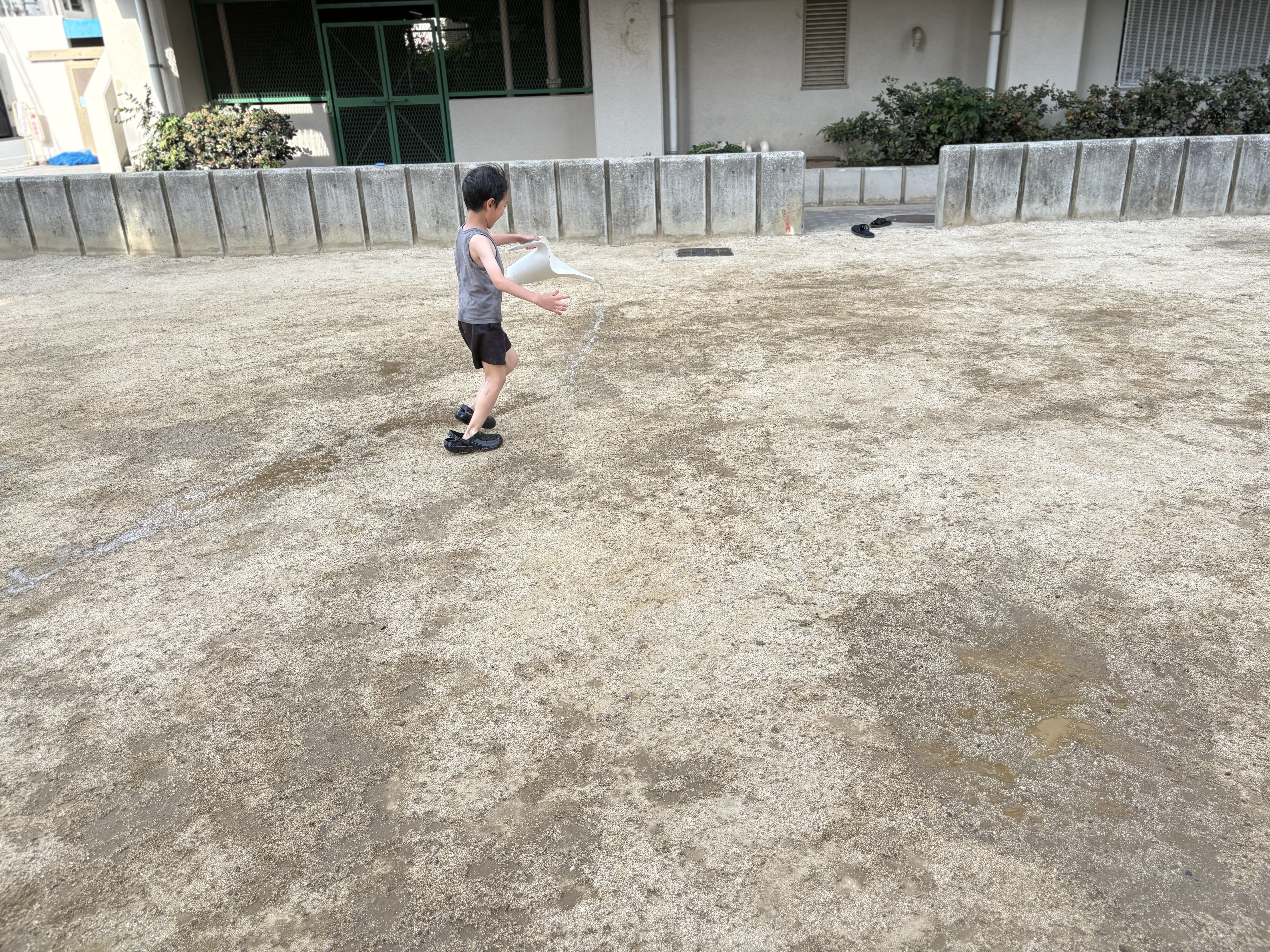 「ひと休み。濡れた服が心地よい。」
走り疲れて、お日様の下で少し休憩。水の冷たさと日差しの温かさを同時に感じるひととき。