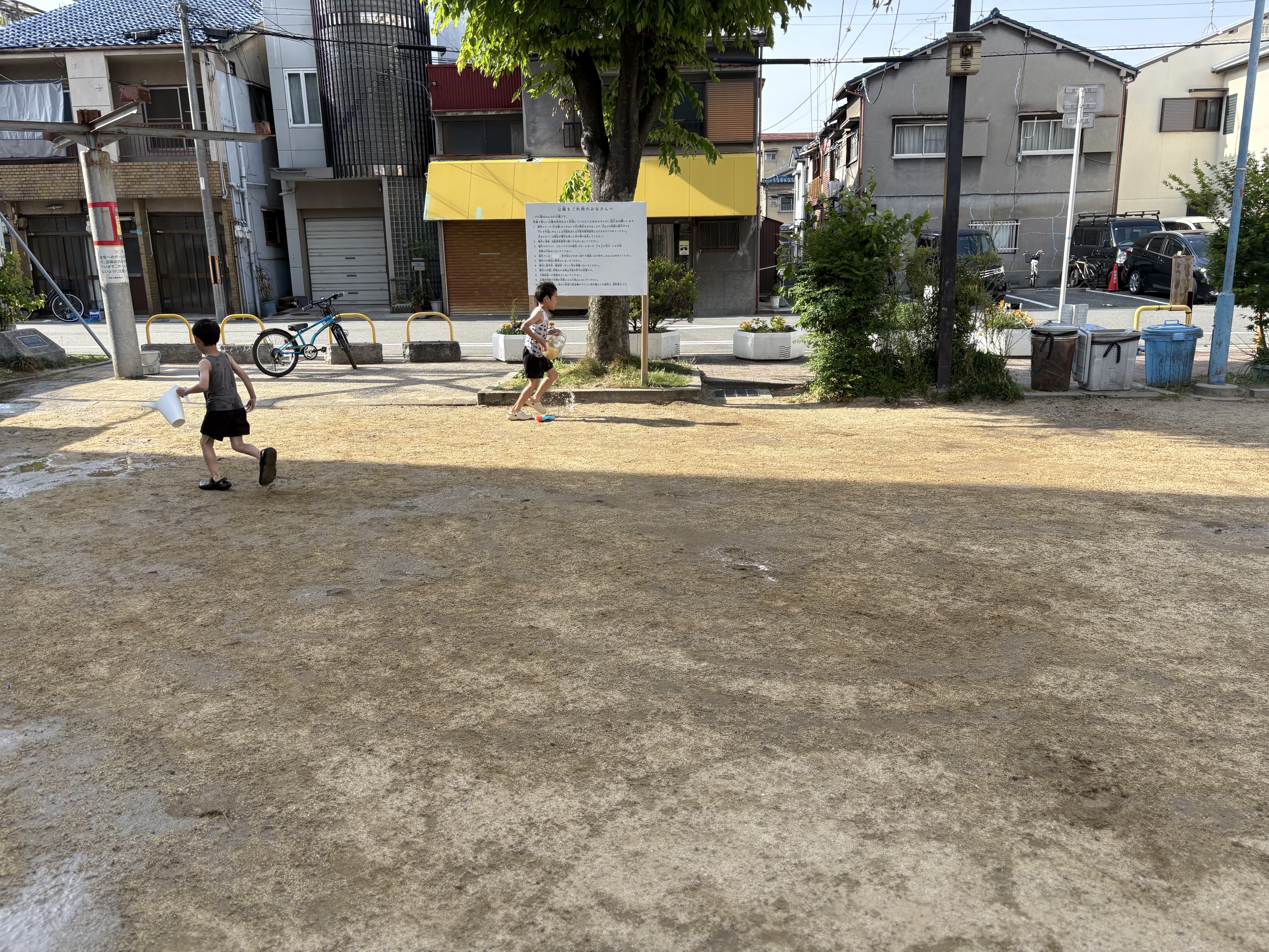 「水たまりの冒険者。」
地面にできた水たまりをバシャバシャ踏んで、水の感触を足裏で楽しむ感覚遊び。