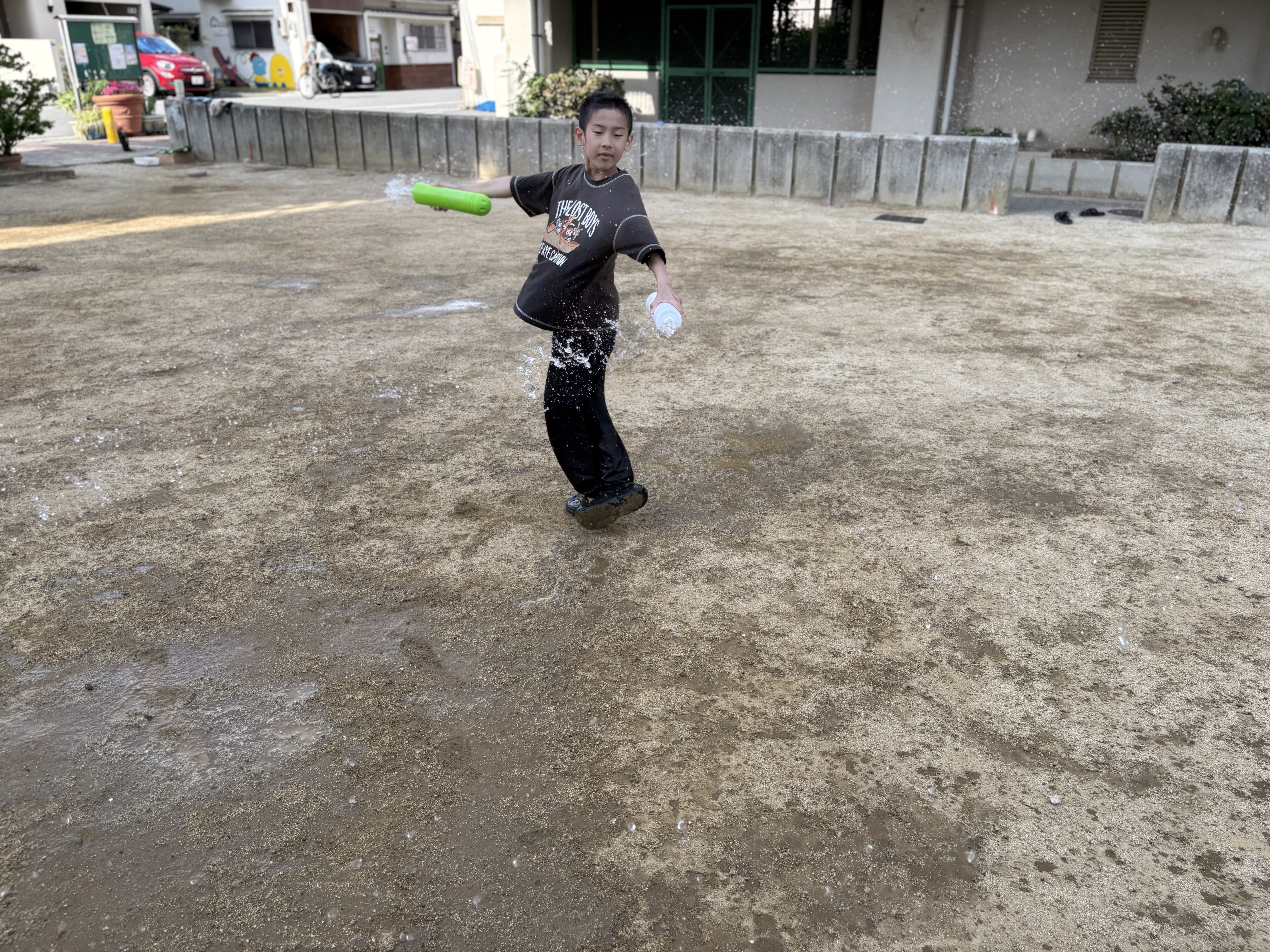 体を捻ってフル回転。飛び散る水飛沫をあげる瞬間。