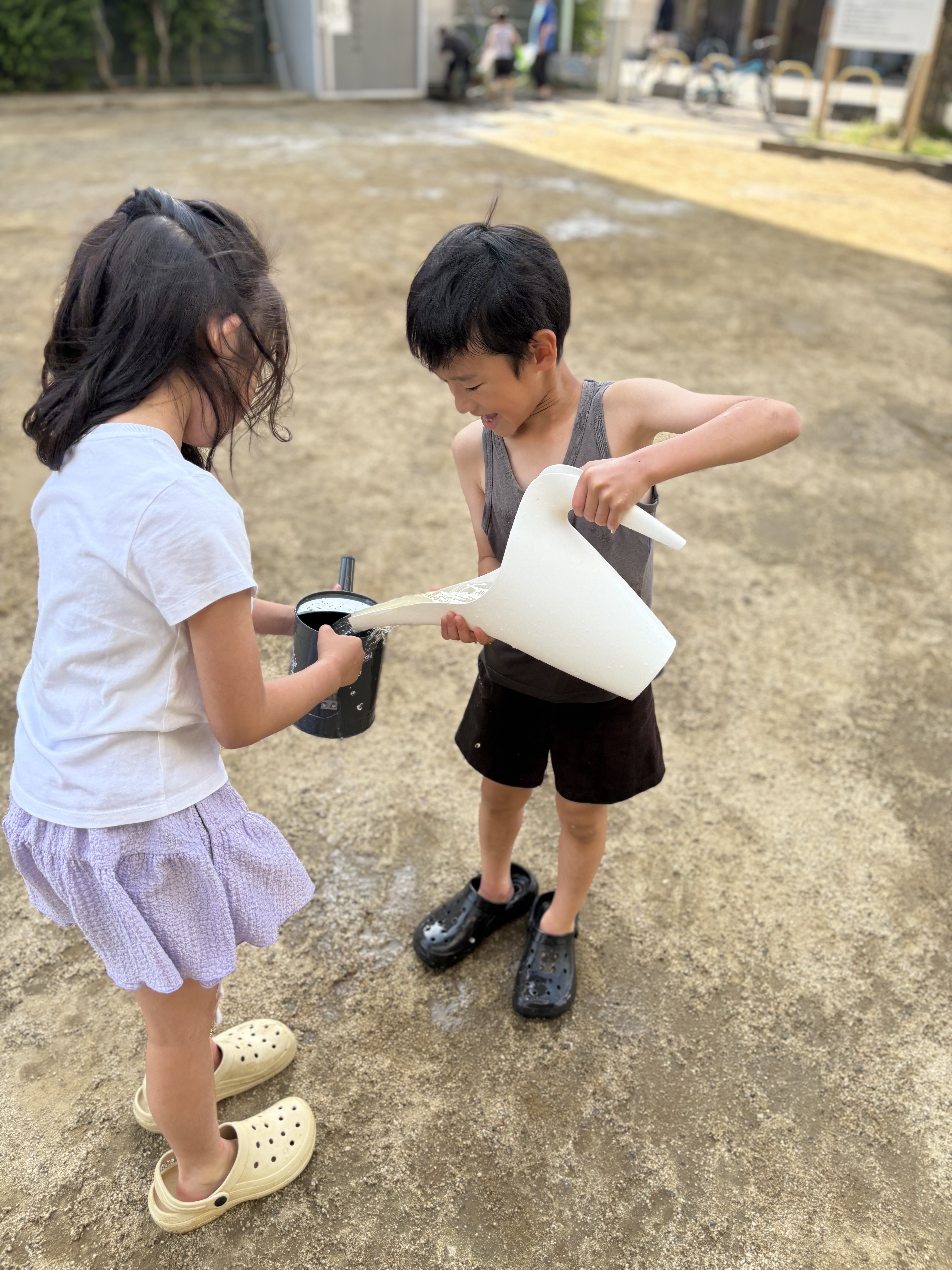 「弾切れ!水の補給ポイントは大忙し。」
バケツの周りに集まり、必死に水を汲み直す「補給部隊」の連携プレー。