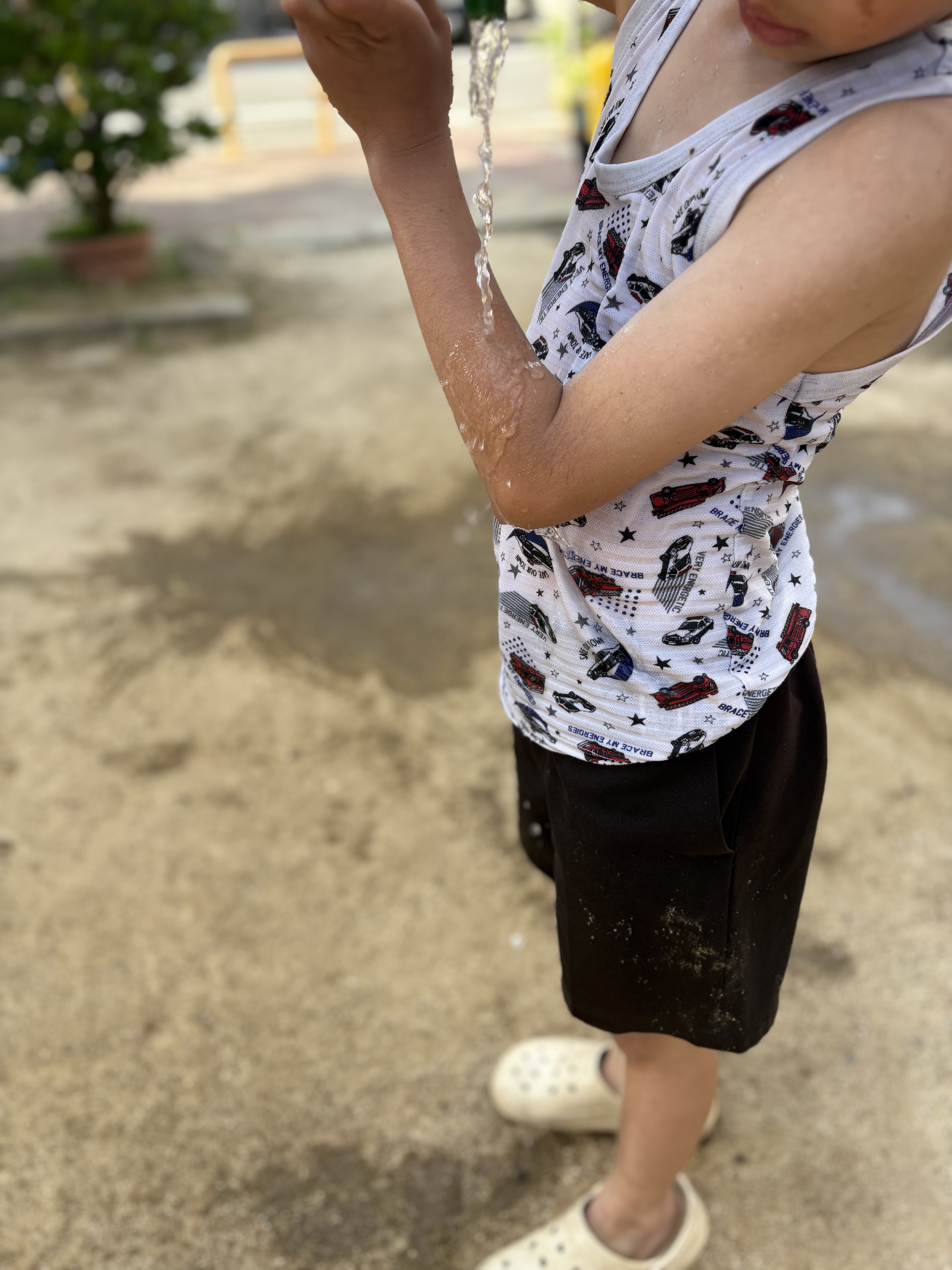 もう直接バケツから、体に水をかける、最高に冷たい瞬間。