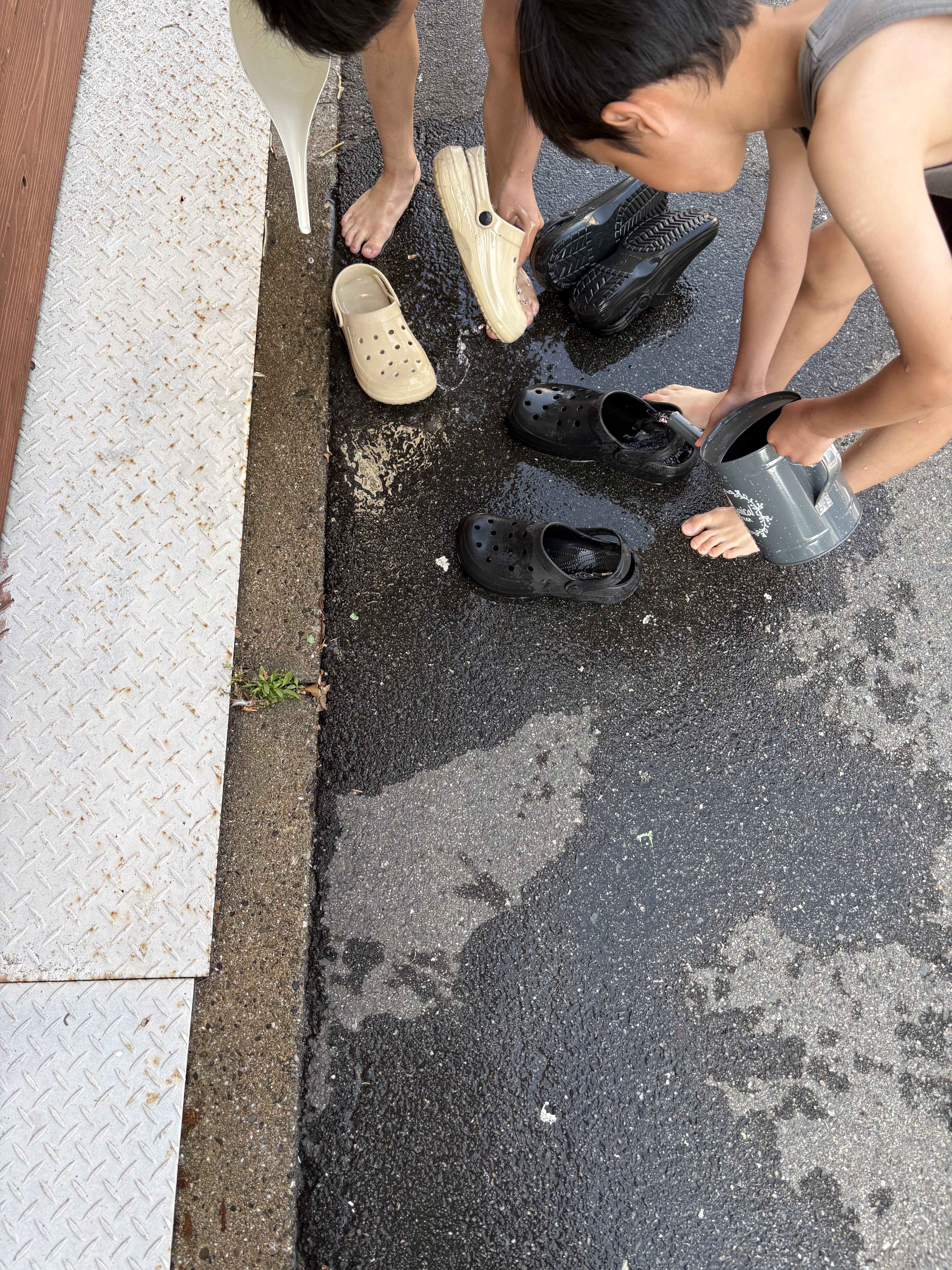 「お掃除タイムへの切り替え。」
遊びの終わりを告げられ、ブラシを手に取る「心の切り替え(静への移行)」の瞬間。
