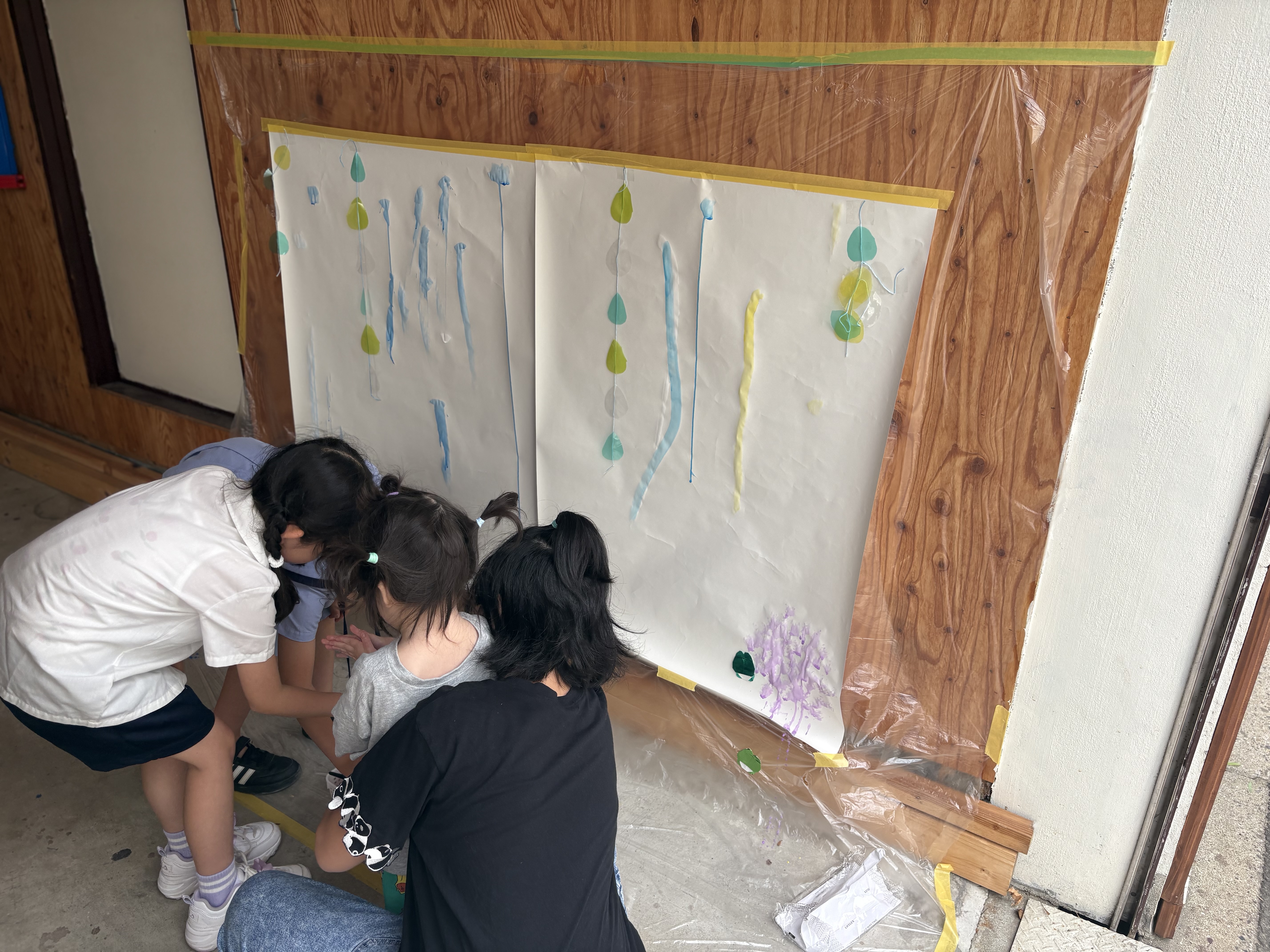 「タラタラ〜ッ、あ！雨が流れた！」

押し当てた絵の具が重力で下へスーッと垂れていく様子を、目を丸くして見つめる「追視（視覚刺激）」の瞳。