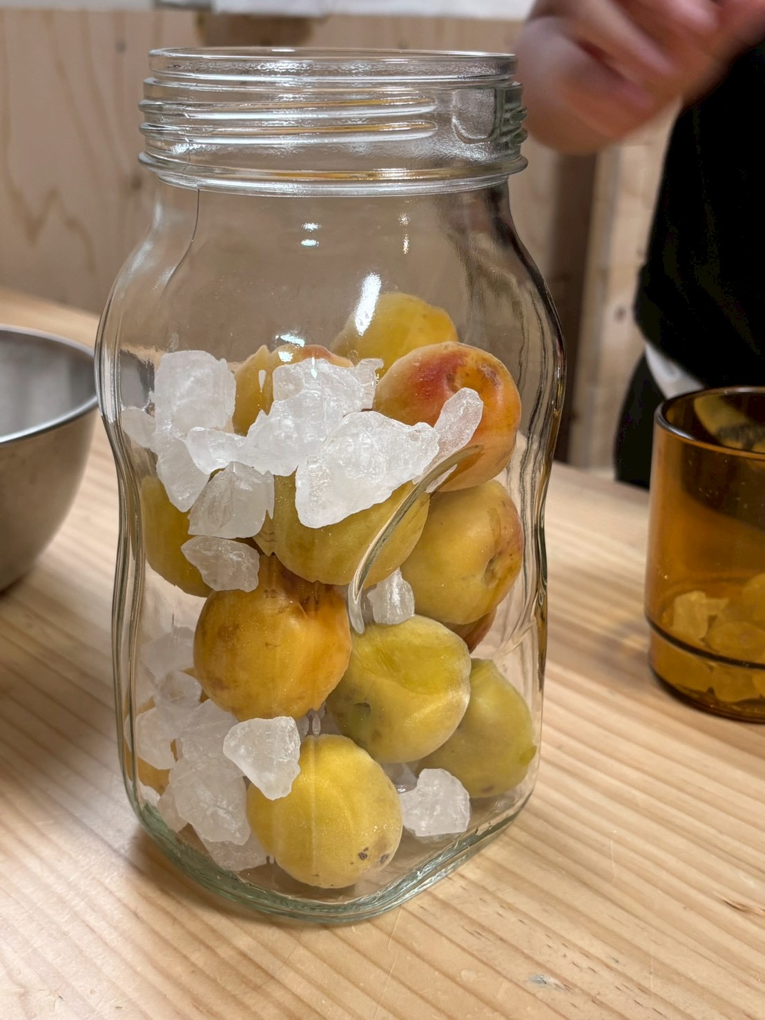 「いまスグ飲みたい！大合唱の瞬間。」

完成したピカピカのボトルを抱え込んで、「早くジュースにならないかな〜？」と待ちきれない表情の可愛いカット。