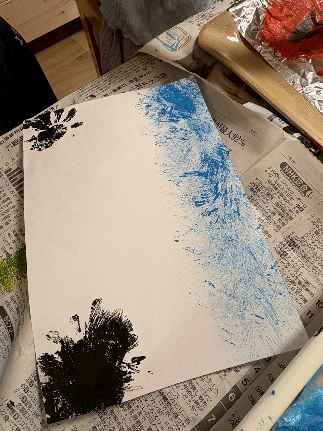 「結び目に、色をたっぷり乗せて。」
袋のきゅっと結んだ部分に、パレットの絵の具をトントンと馴染ませていく、全集中のクローズアップ。