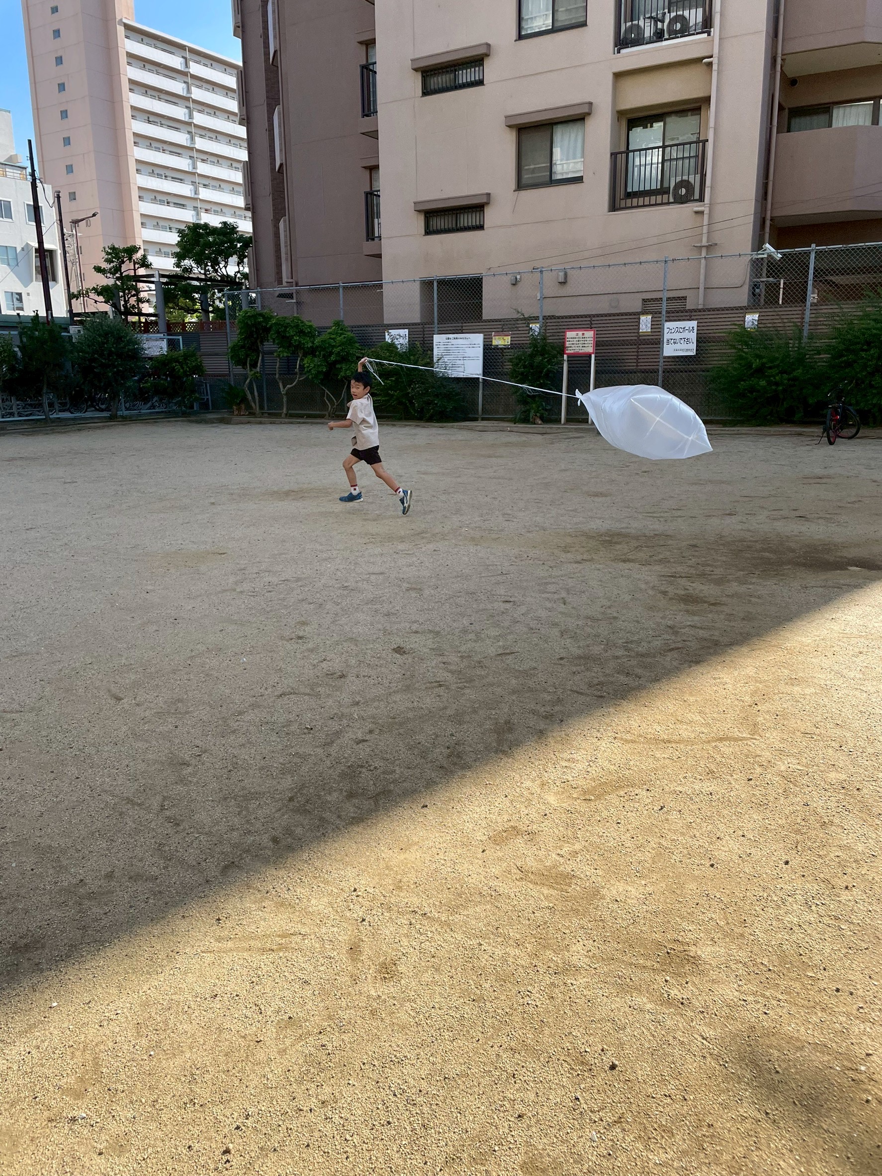 「全力疾走!どこまでも追いかけてくる相棒。」
紐を引いてグラウンドの上を全力で駆け抜け、自分の後ろを優雅に泳ぐ巨大バルーンを振り返って見る弾ける笑顔。