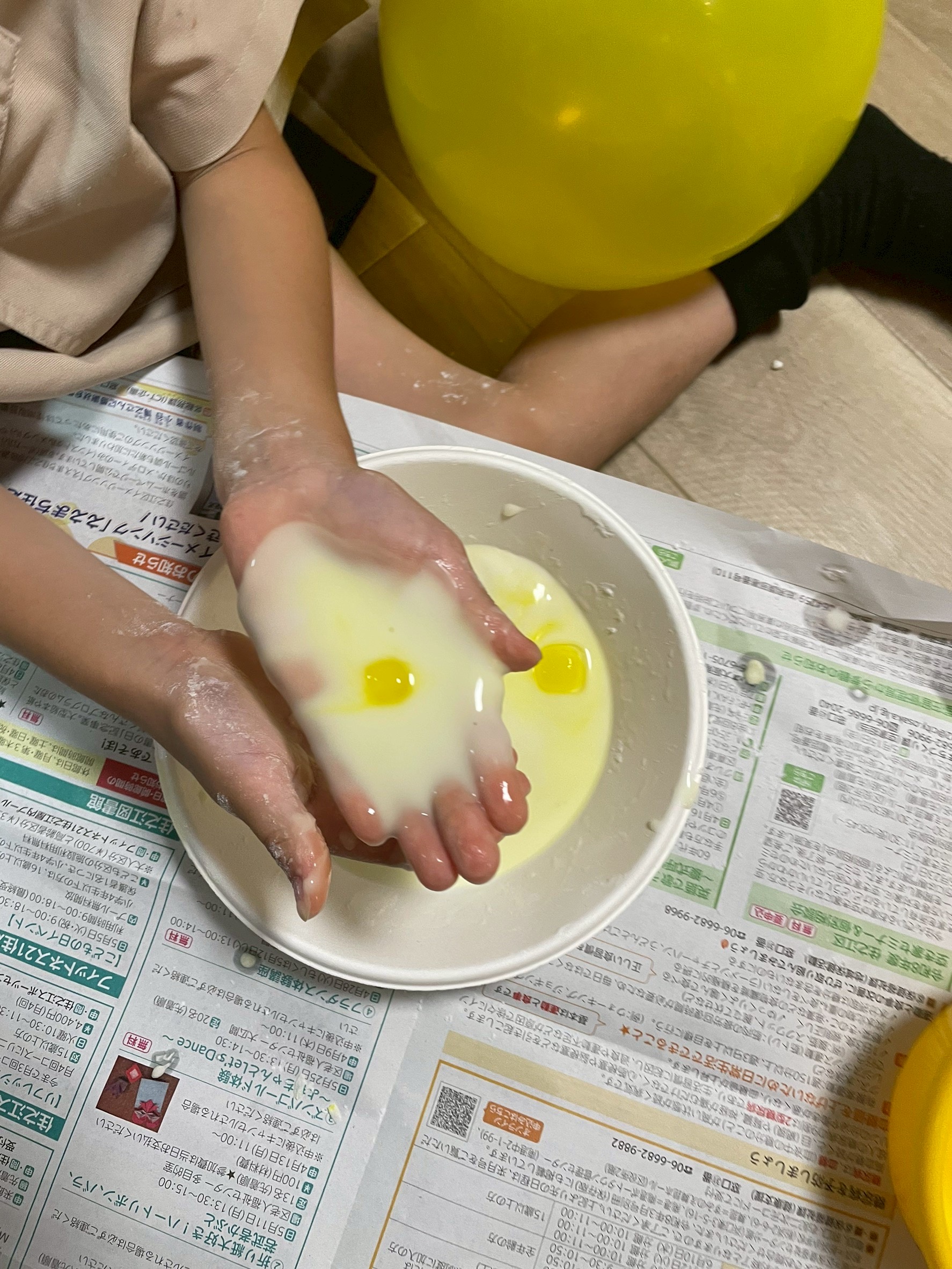 「手のひらの熱で、じわじわ溶けてきた…!」
子どもの小さな手の上で黄色い氷が溶け出し、じんわりと液体が広がっていく様子をまじまじと見つめる瞳。