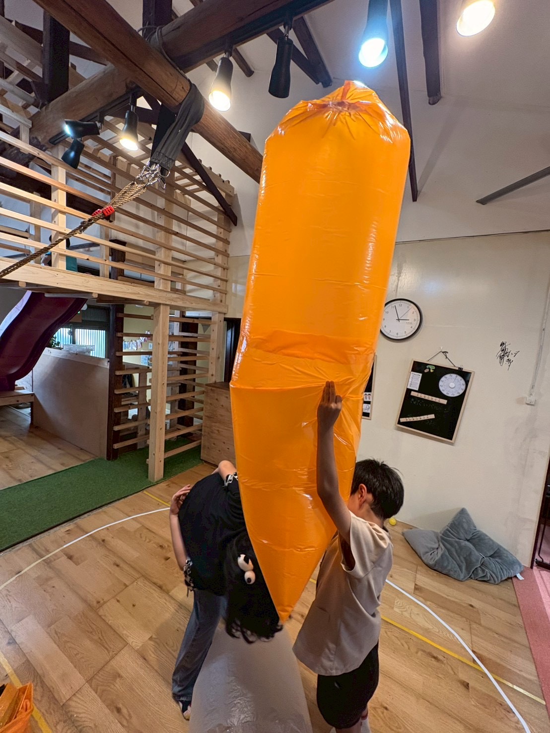 「ギュギューッ!音のプレゼント。」
バルーンを抱きしめたときに鳴る「ガサガサ」「キュッキュ」というビニール特有の音に、耳をすませて面白がる心地よい聴覚刺激。