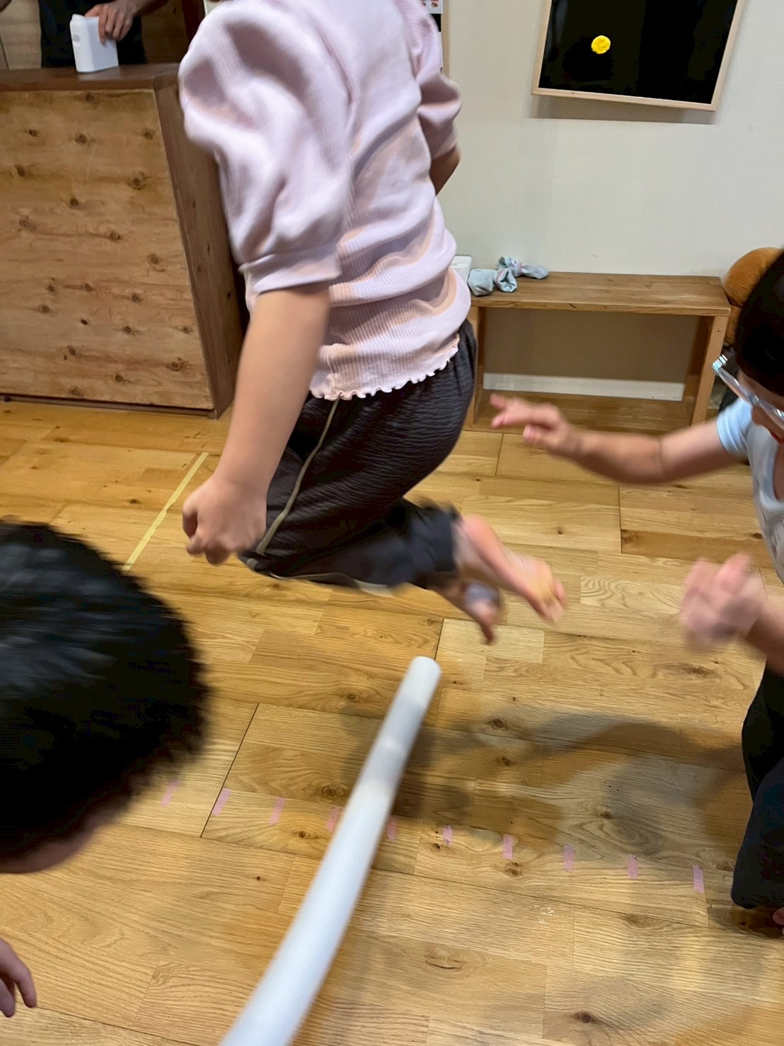 「足元にきたぞ！びょーーん！と大ジャンプ。」

低い位置を通る棒を、タイミングを完璧に合わせて両足で高く跳び越える、躍動感あふれる粗大運動の瞬間。