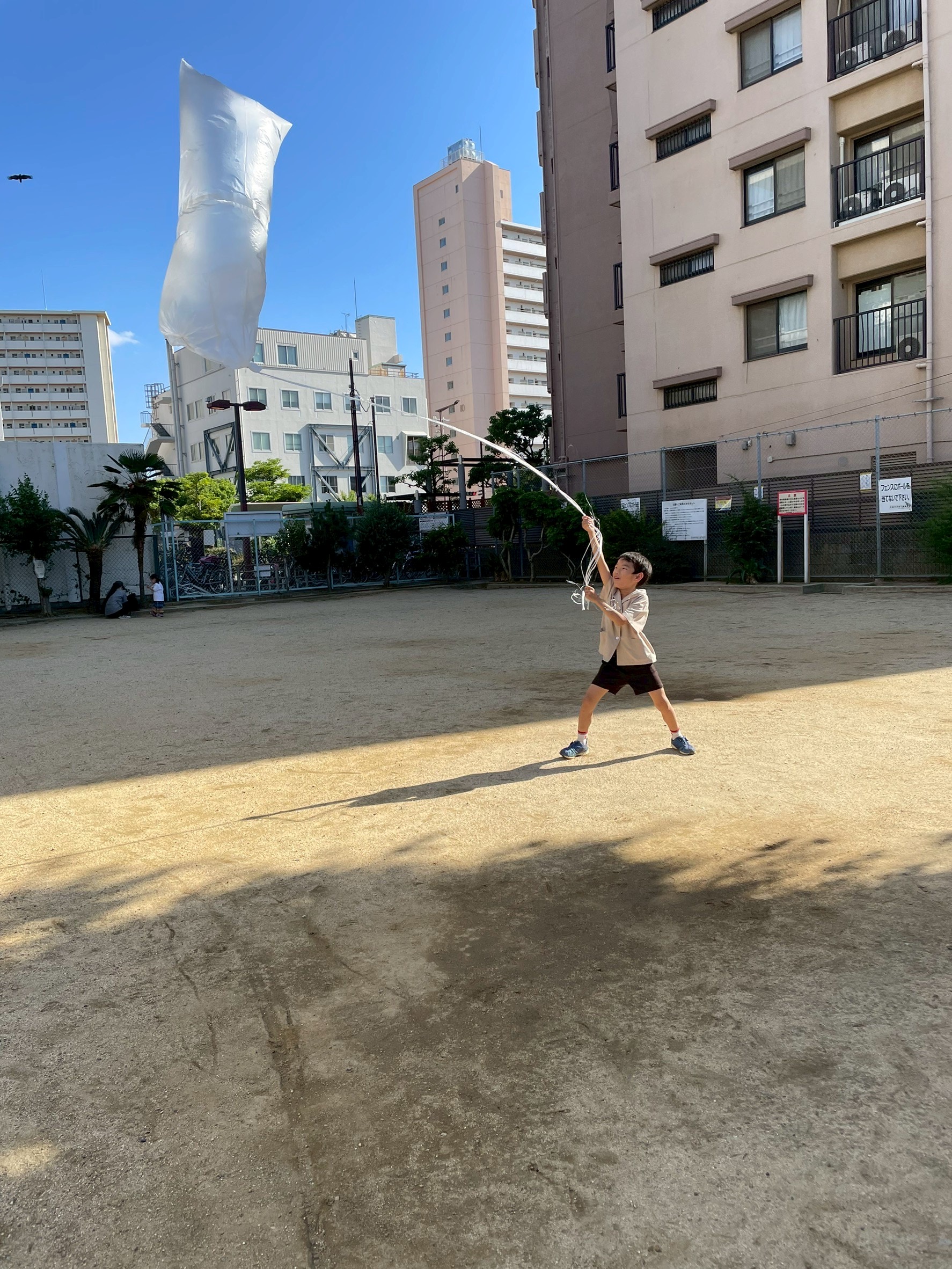 「いざお庭を飛び出して、広い公園へ!」
膨らんだバルーンを大切に抱えながら、公園の芝生広場へと元気いっぱいに移動する冒険者たちの後ろ姿。