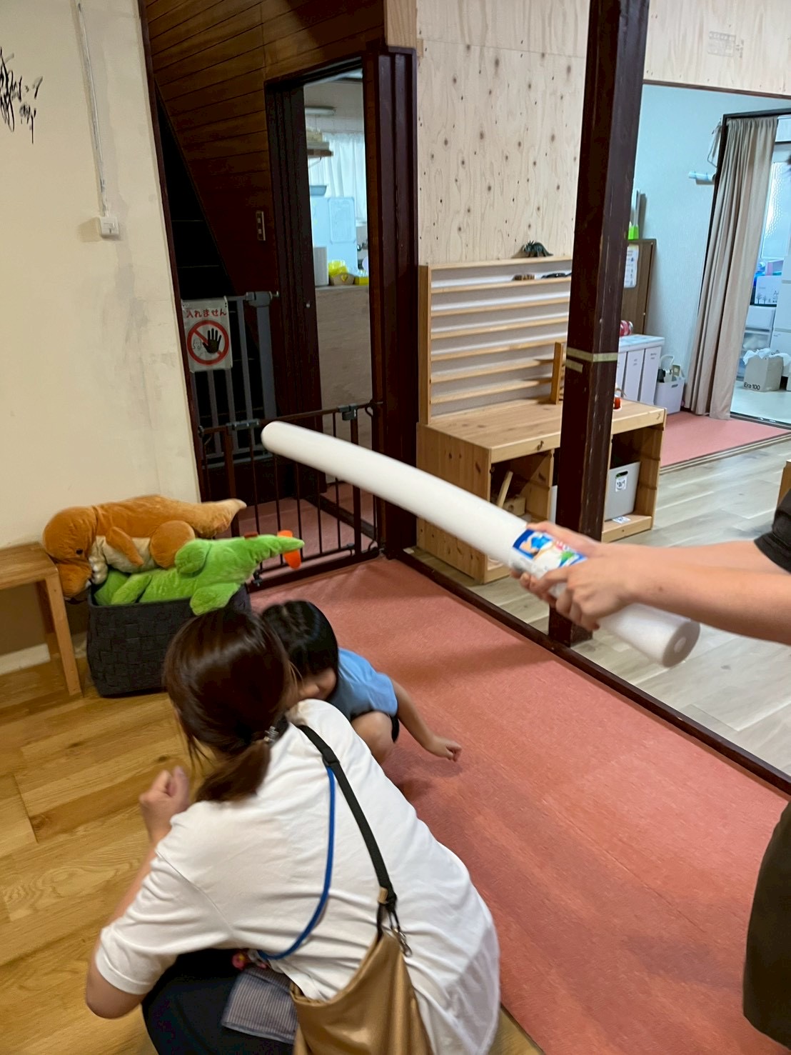 「前の人で棒が見えない…！全神経を集中する瞳。」

列の3番目や4番目に並び、お友達の背中の隙間からいつ飛んでくるか分からない棒の動きをじっと見つめる、驚異の集中力のクローズアップ。