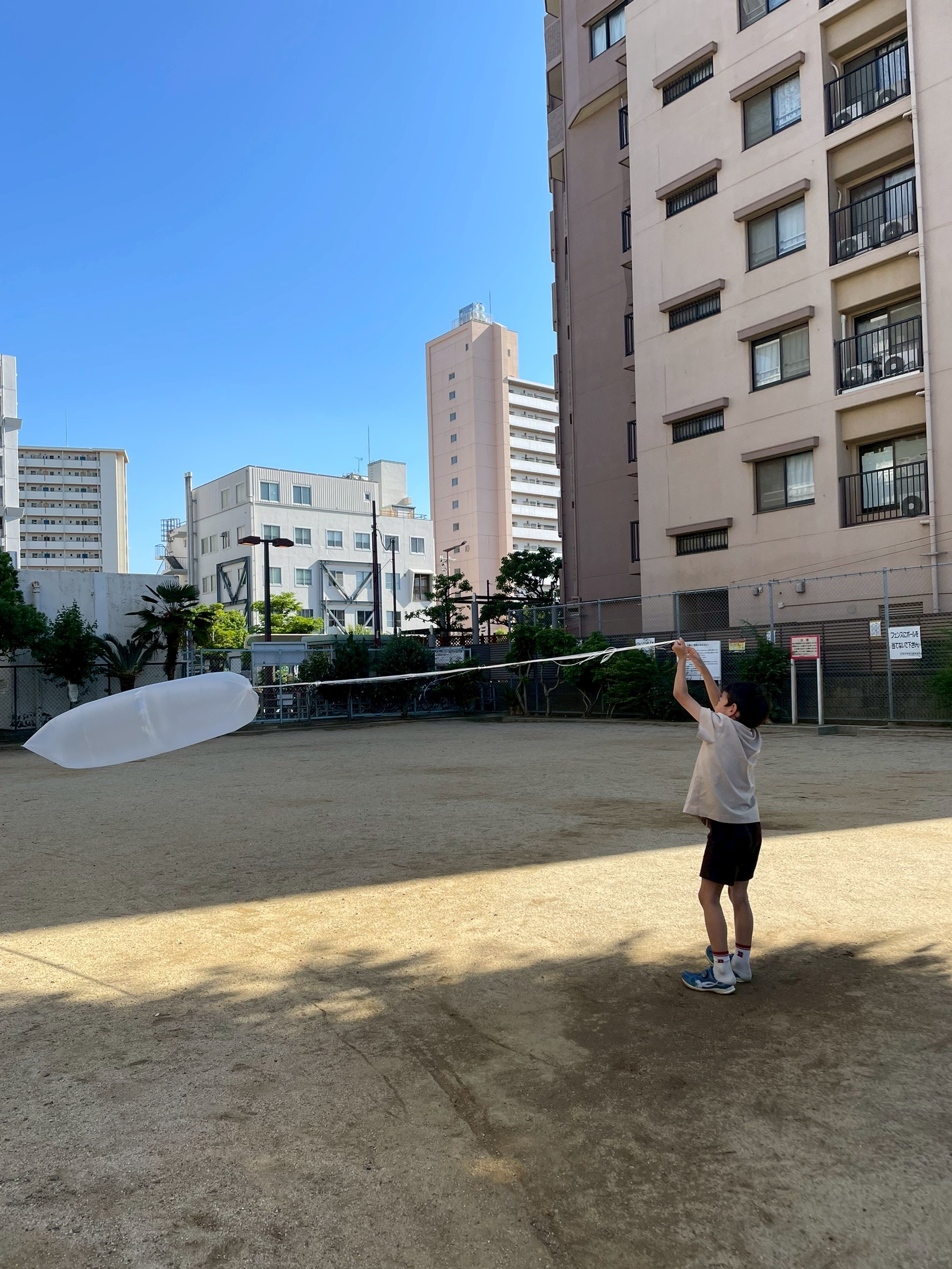 「風を捉えた!バルーンが浮いたぞ!」
公園の心地よい風を吸い込んで、ゴミ袋のバルーンが青空に向かってググッと浮き上がる劇的な一瞬。