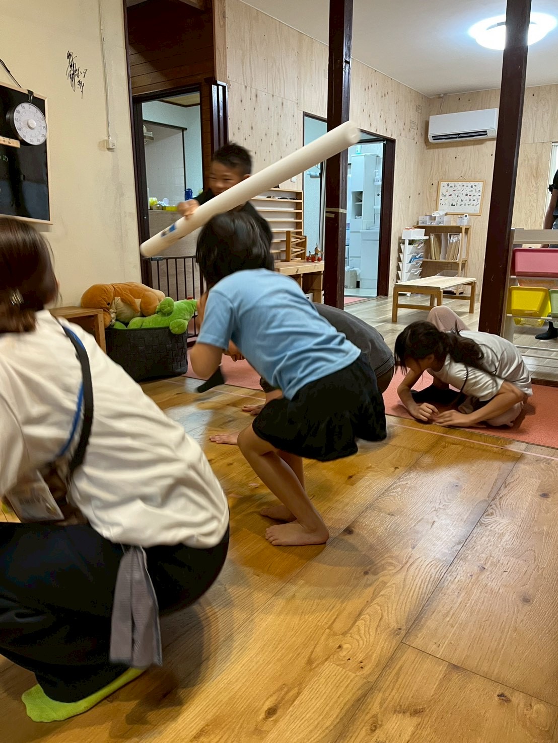 「ひらりとクリア！お友達からの『すごーい！』の拍手。」

ギリギリで棒をよけきったお友達に向かって、周りの子が「ナイスジャンプ！」と手を叩いて盛り上がる他者受容の温かな瞬間。