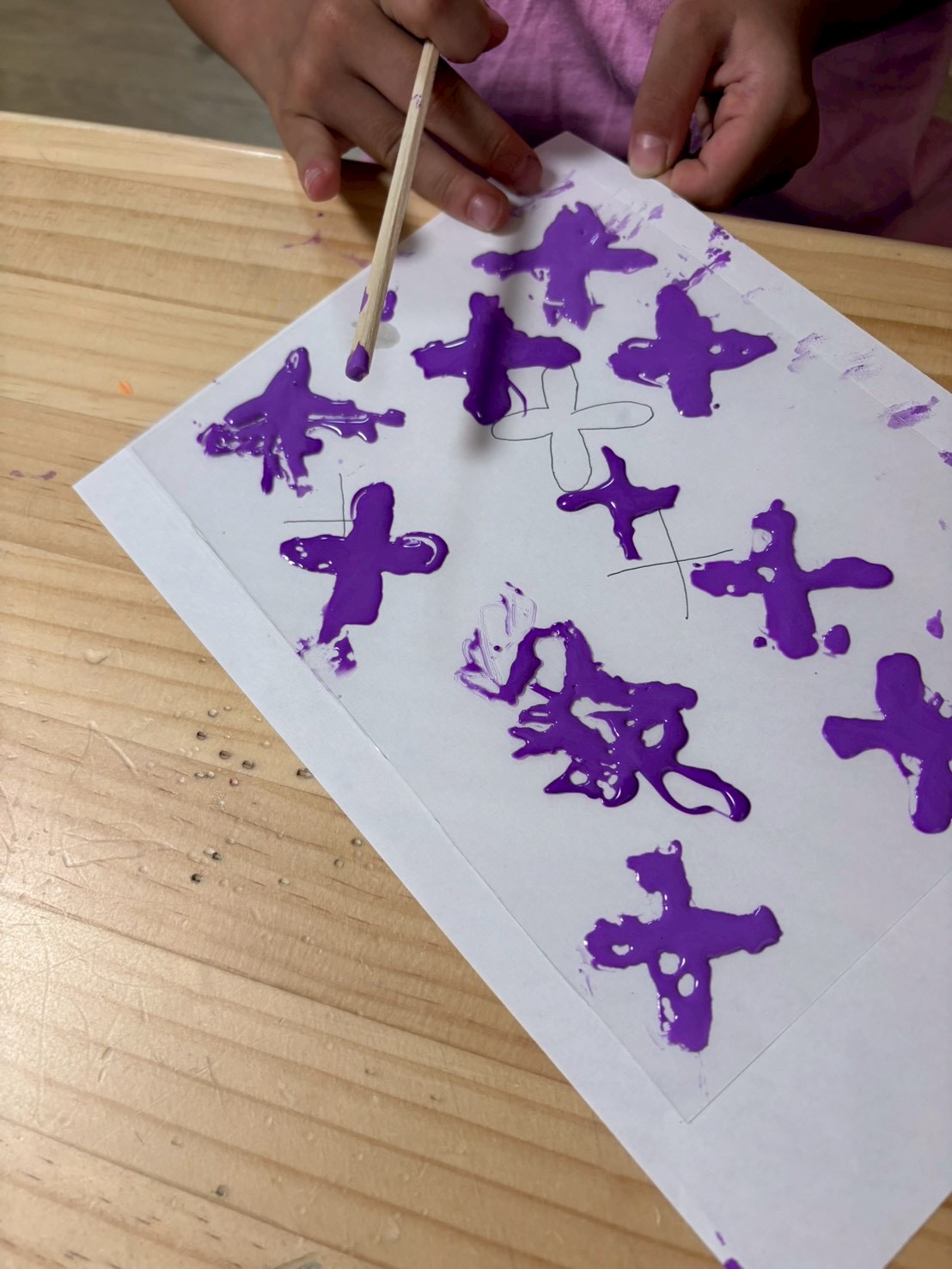 「ツヤツヤ、ぷっくり。不思議な立体感。」

普通の絵の具とは違う、ボンドならではの厚みのある線がツヤリと光る、色彩豊かな画用紙の手元アップ。