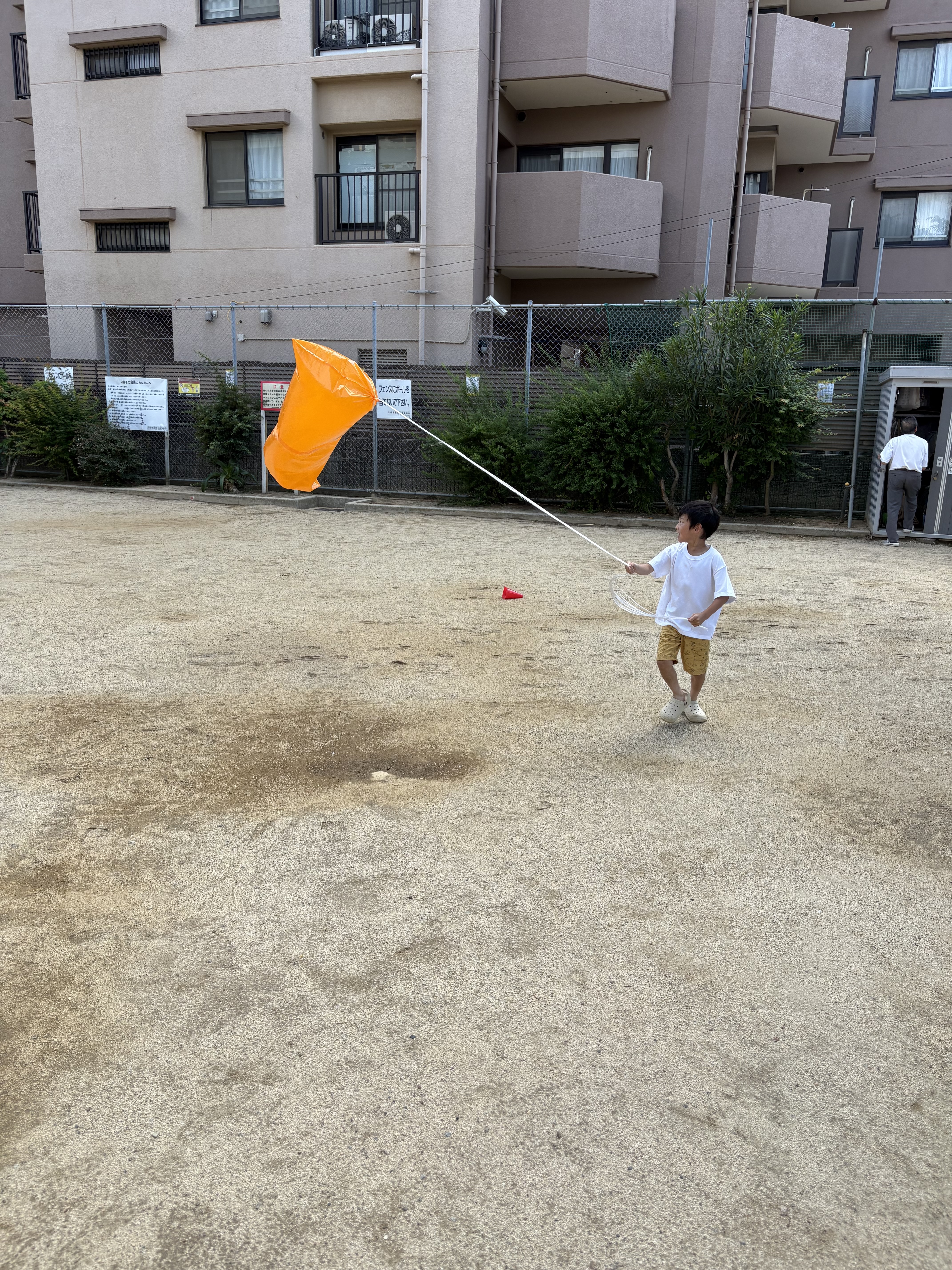 「青空と、僕たちの手作りバルーン!」
走りきって少し息を切らしながらも、空に浮かぶバルーンを背景に、みんなで最高のピースサインを決めるラストショット。