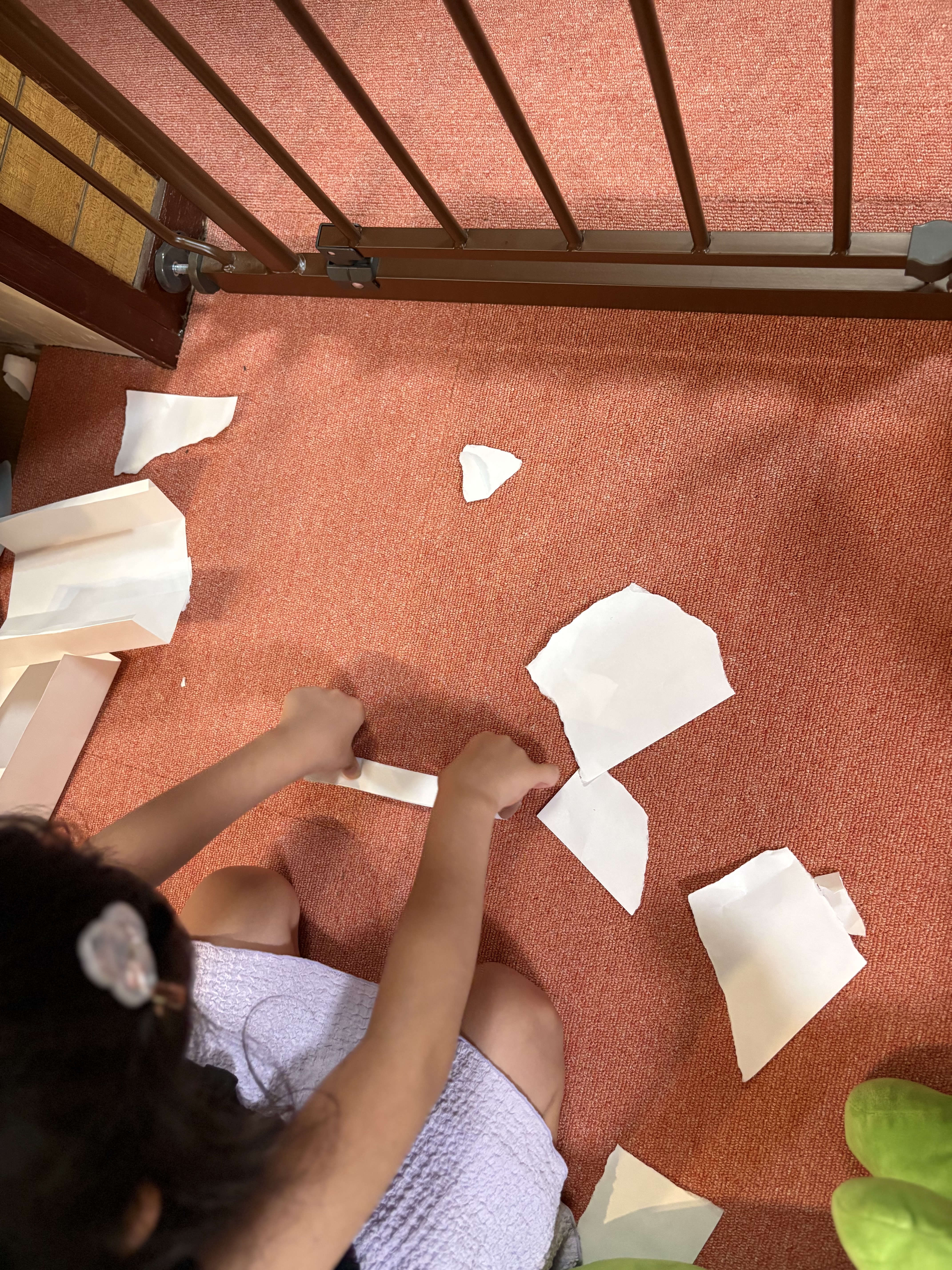 「大丈夫、もう一回やろう!」
落ち込むお友達の肩をポンと叩き、優しく励ます「他者への想像力(心の理論)」の温かな1枚。