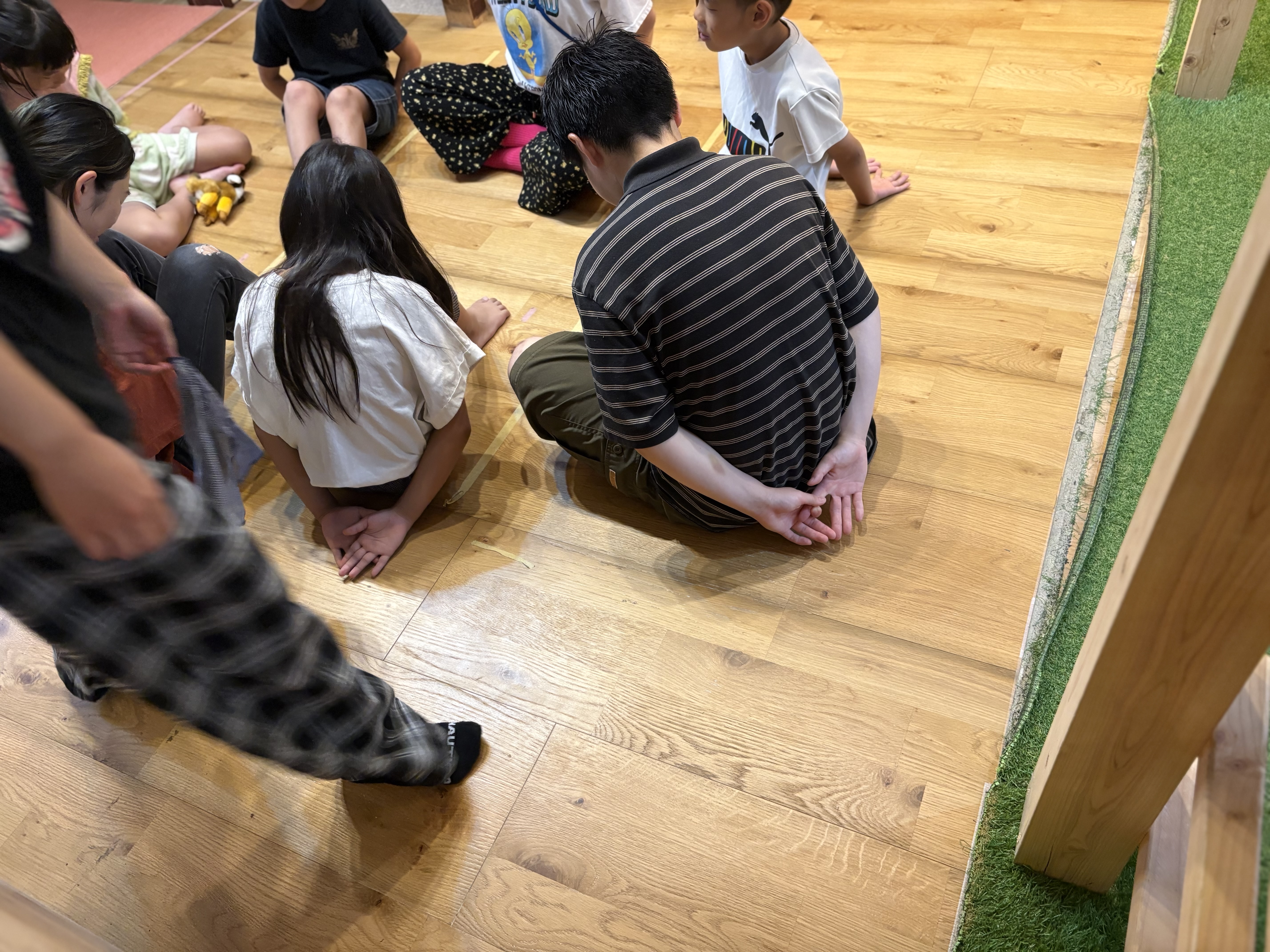 「トコトコトコ…足音に全神経を集中させる背中。」
オニの子が自分の後ろを通り過ぎる瞬間、ドキドキしながら背中で気配を察知しようとする、高い集中力が伝わる後ろ姿のクローズアップ。