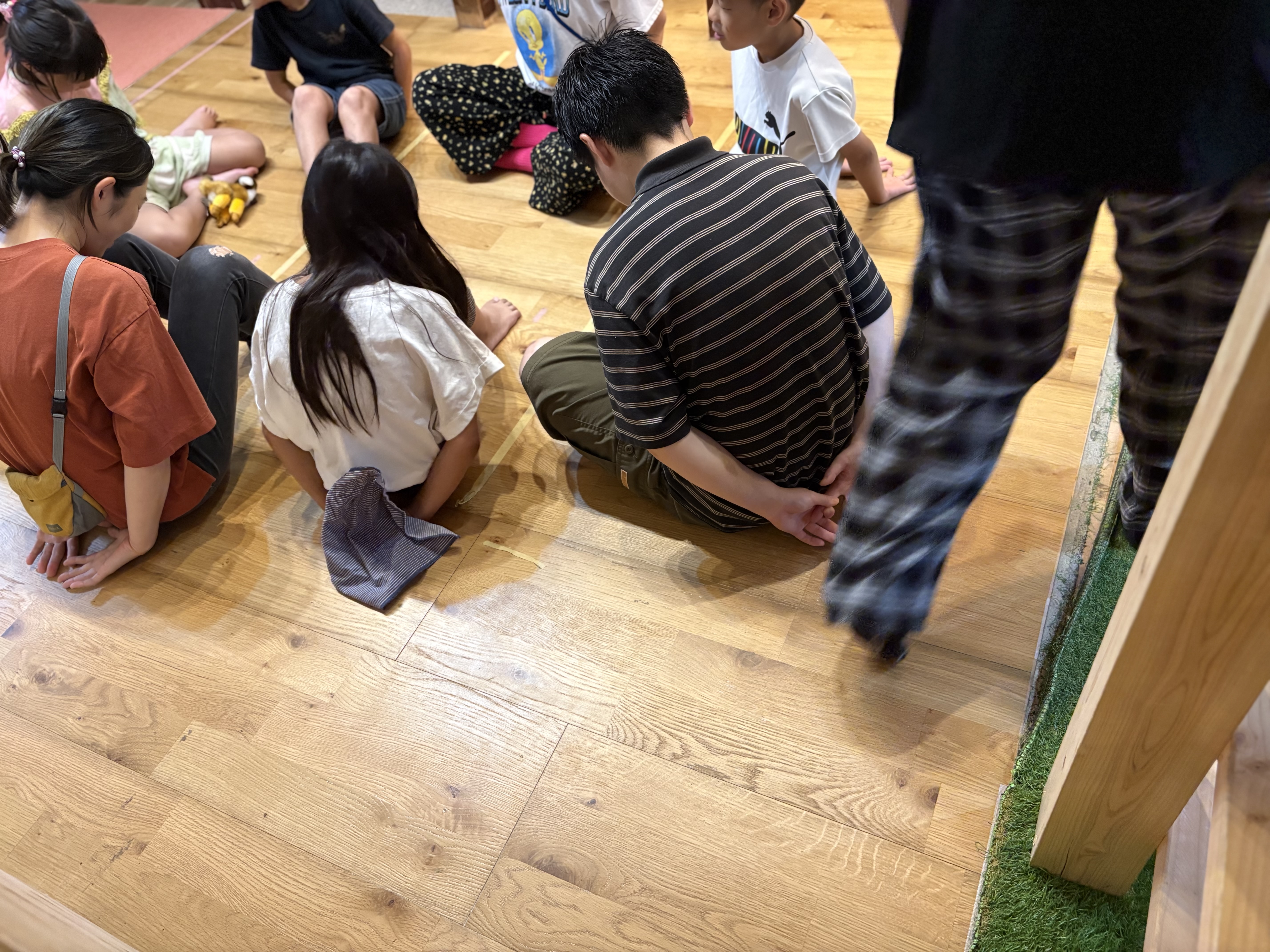 「そーっと、気づかれないように…ポロッ!」
組まれた手のひらの後ろに、ハンカチが静かに落とされるその決定的瞬間の手元フォーカス。