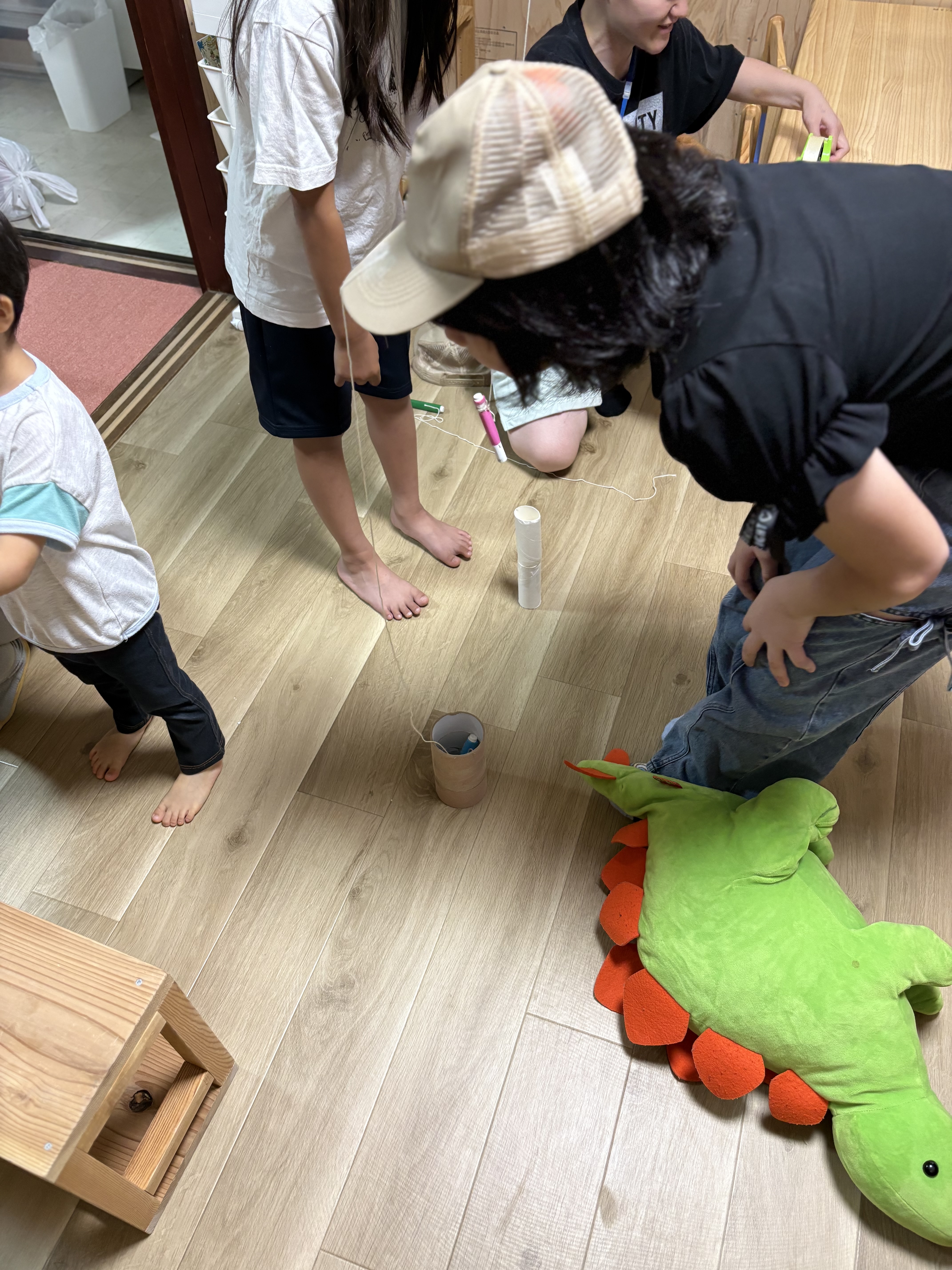 「ハット装着！トレードマークの帽子をすっぽり。」

お気に入りの帽子を頭にかぶり、ひもの先端のペンがゆらゆら揺れる様子を、少し照れくさそうにはにかみながら準備するアップ。