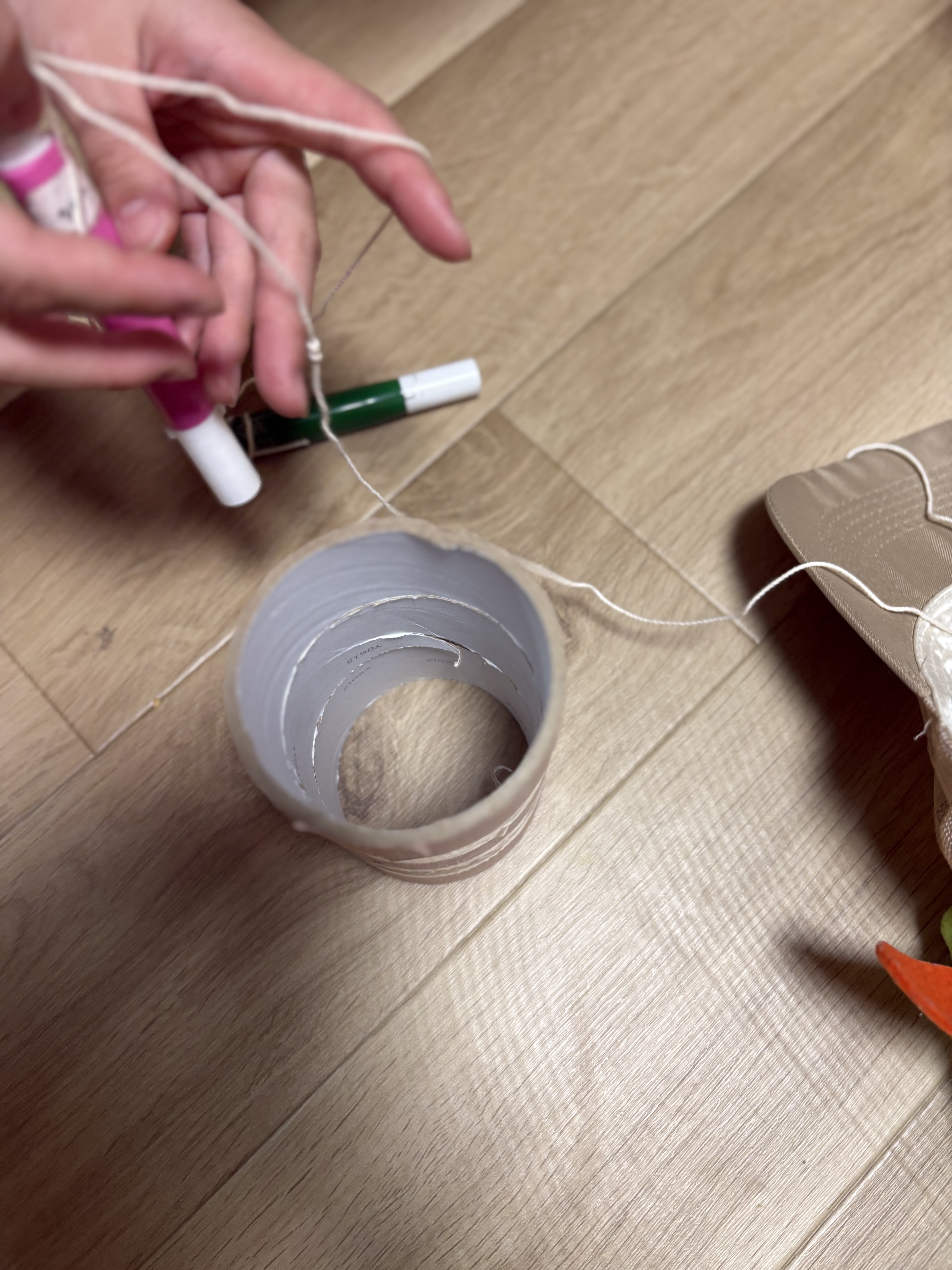 「ゆらゆら動くペン。生き物みたいな動きに思わず苦笑い。」

頭をほんの少し動かしただけで、ペンが大きく揺れ出してしまい、「あれ〜！？むずかしい！」と笑みがこぼれる一瞬の表情。