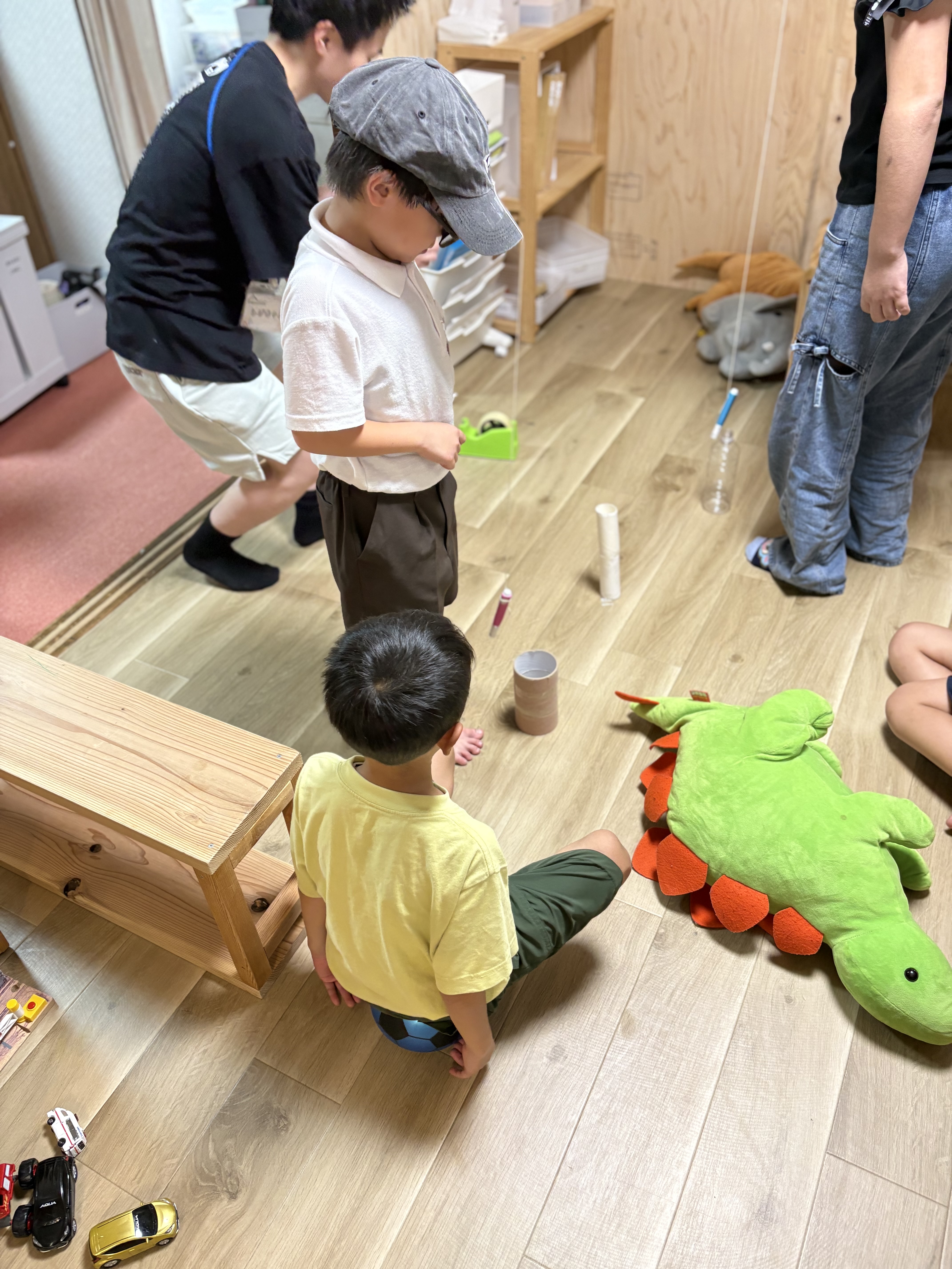 「目線はまっすぐ下へ。ボディイメージを研ぎ澄ます。」

自分の頭の傾きがひもの先にどう伝わるか、脳内で体の位置を測りながら、一瞬ピタッと動きを止める高い自己コントロールの瞬間。