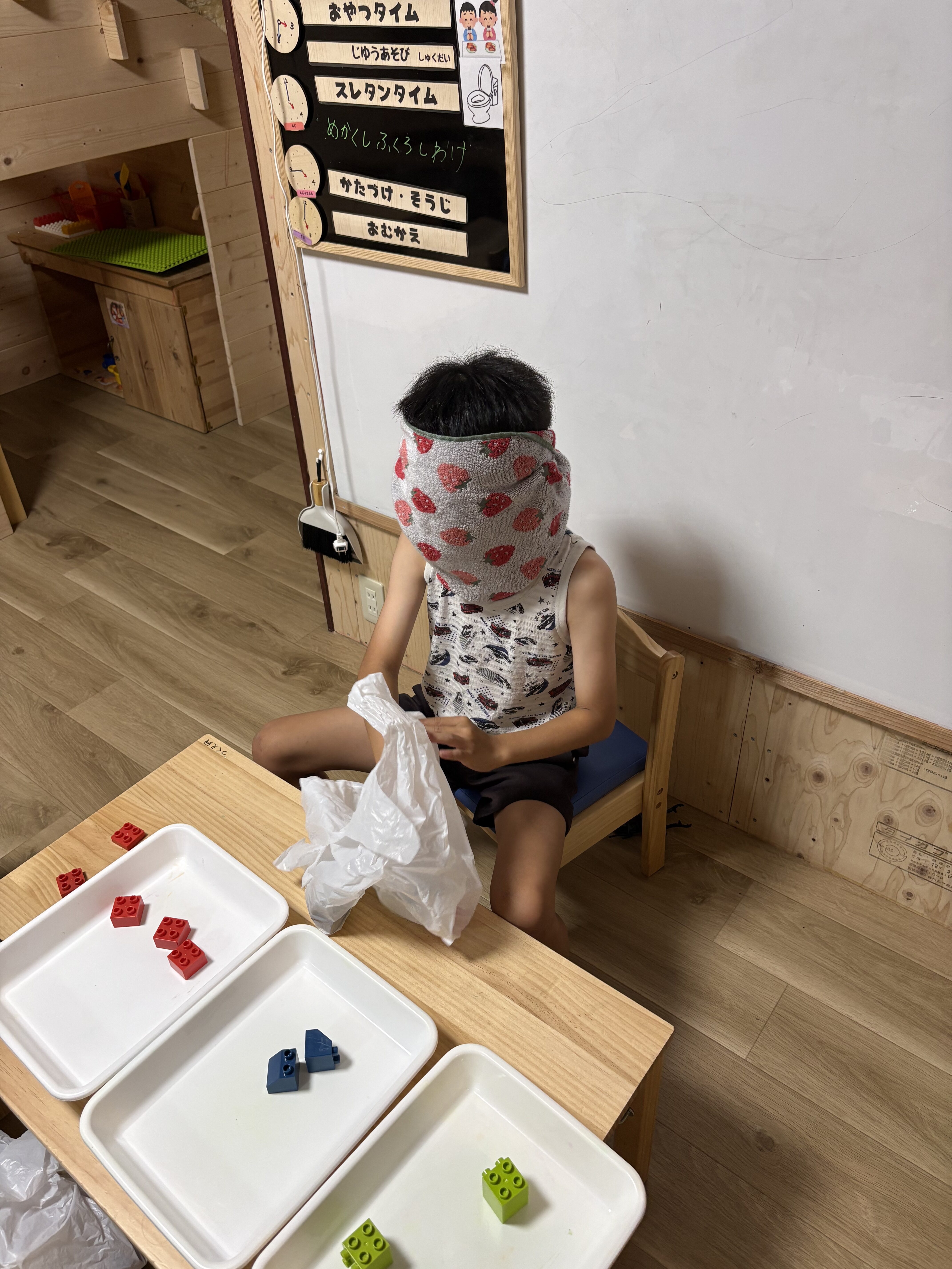 「いざ、視覚をオフ。タオルで優しく目隠し完了！」

タオルでそーっと目隠しをしてもらい、ちょっぴりドキドキ、ワクワクした表情で手元を準備するチャレンジャーのアップ。
