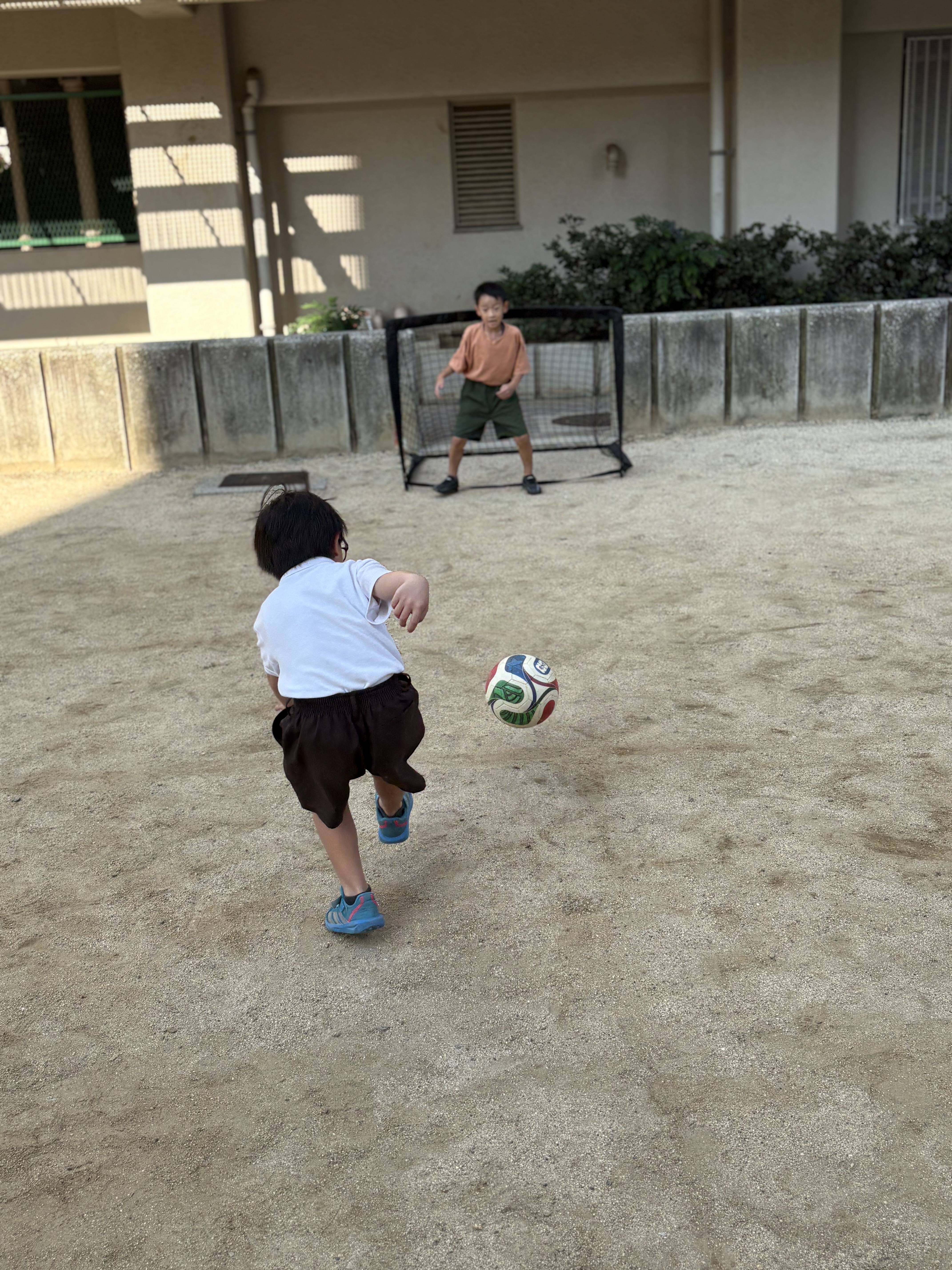 放たれたシュートをゴールキーパが止める瞬間。