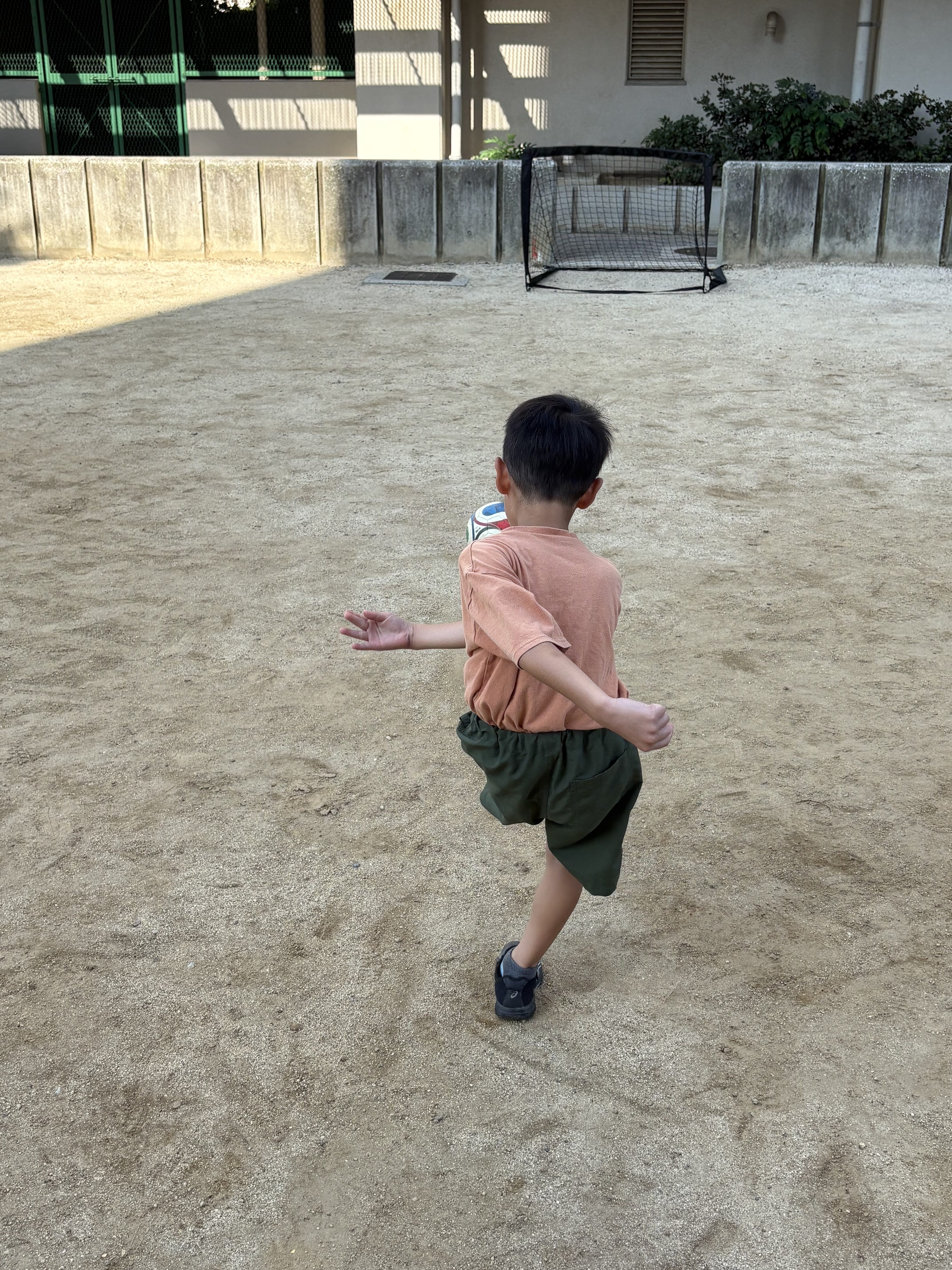 体の力をボールにしっかりと当てる瞬間。