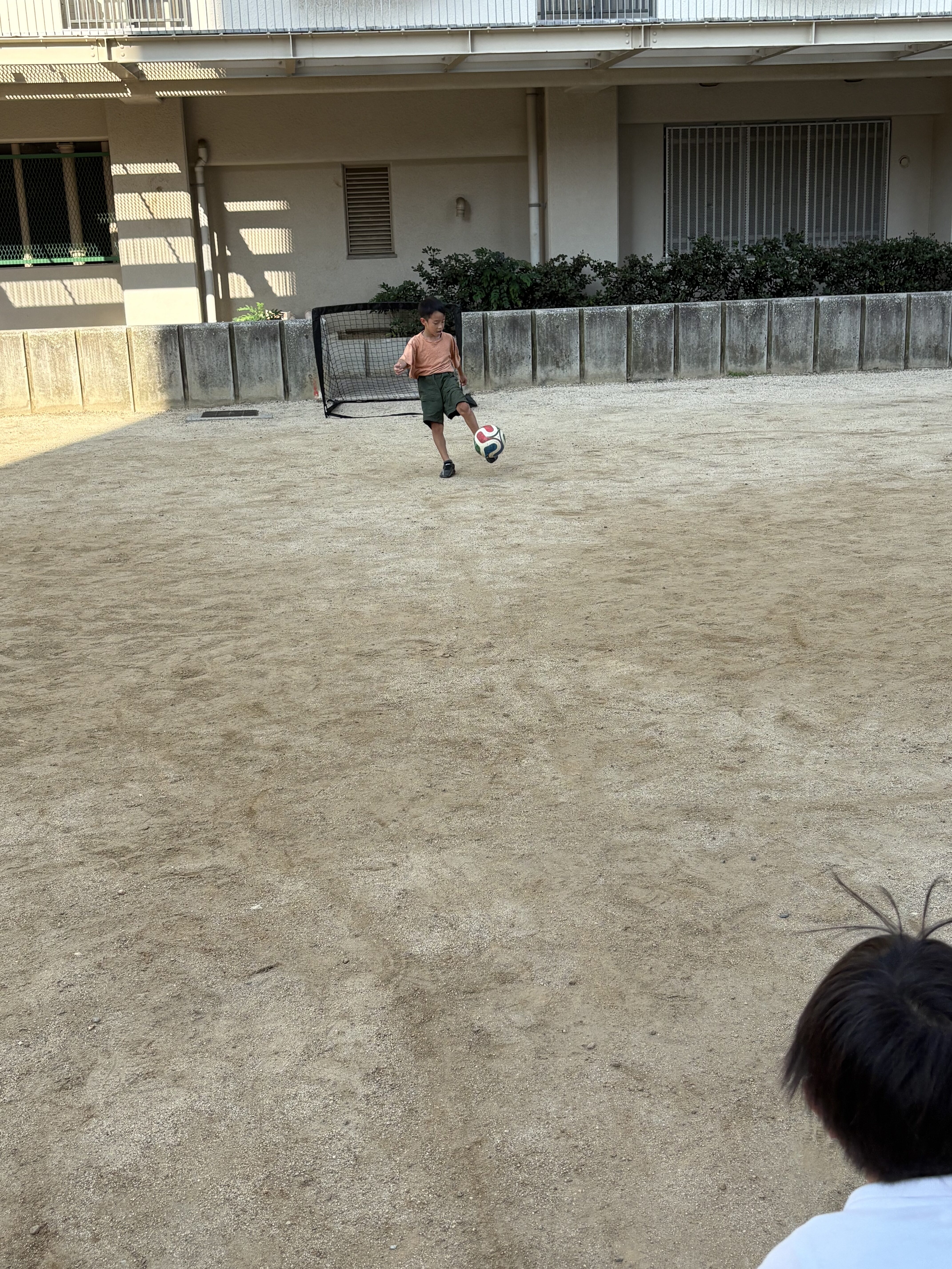 ボールが当たる躍動的な瞬間。